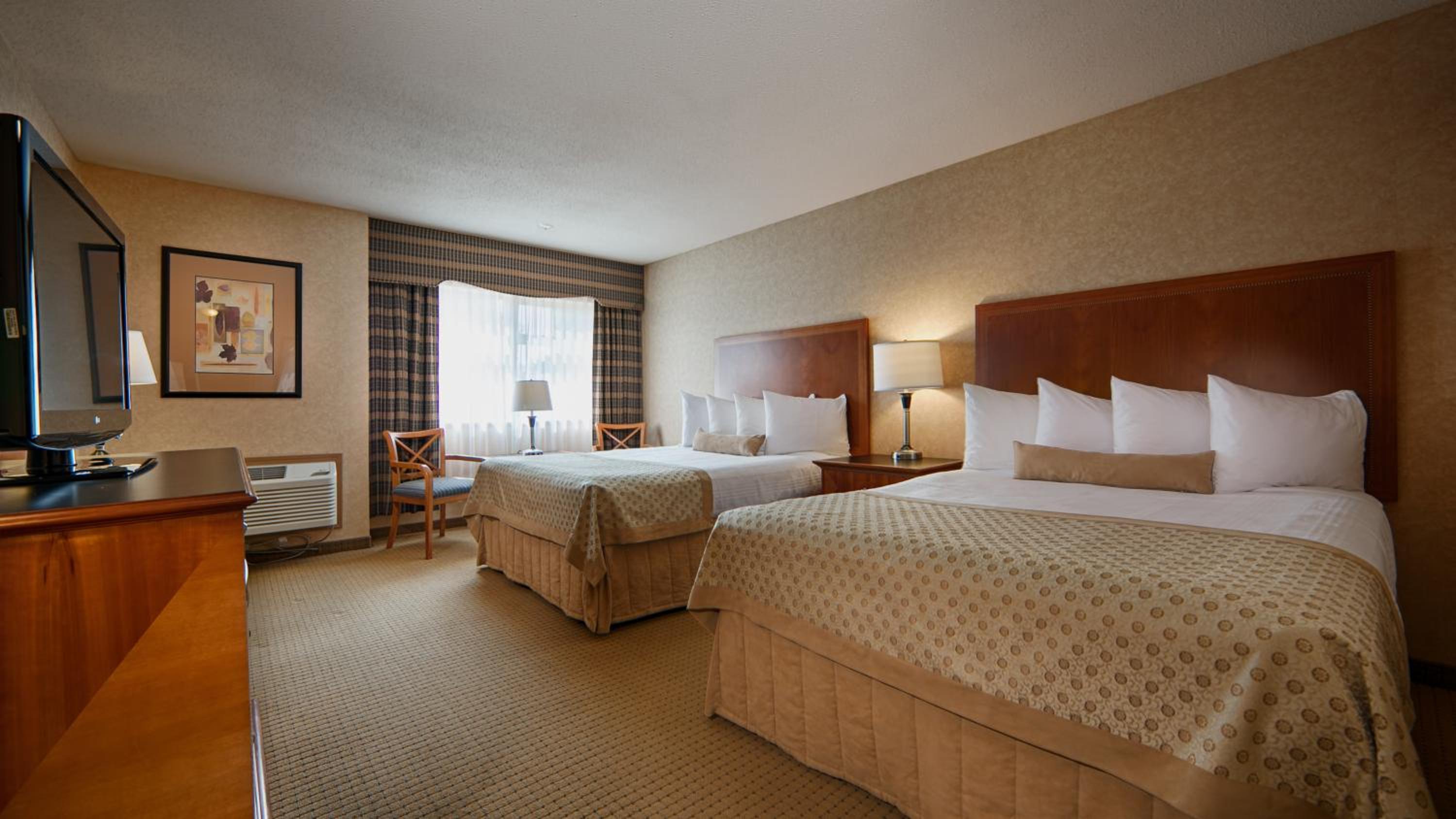 Queen Room with Two Queen Beds - Non-Smoking - Photo 5