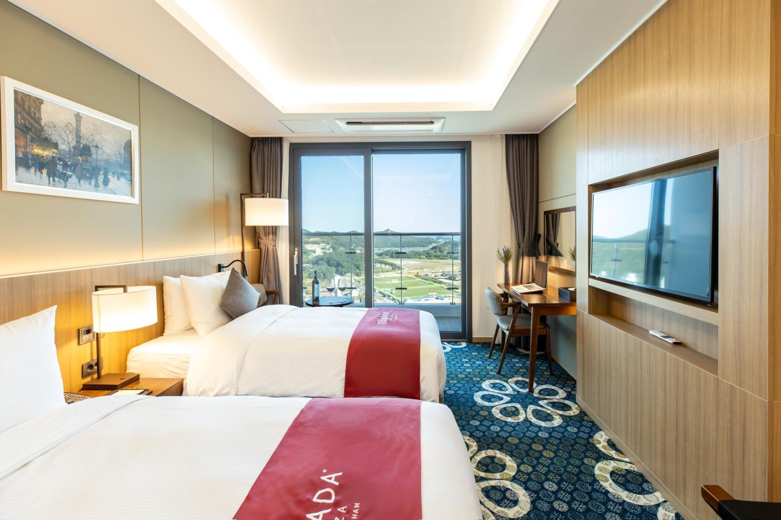 Deluxe Twin Room with Partial Ocean View - Photo 1