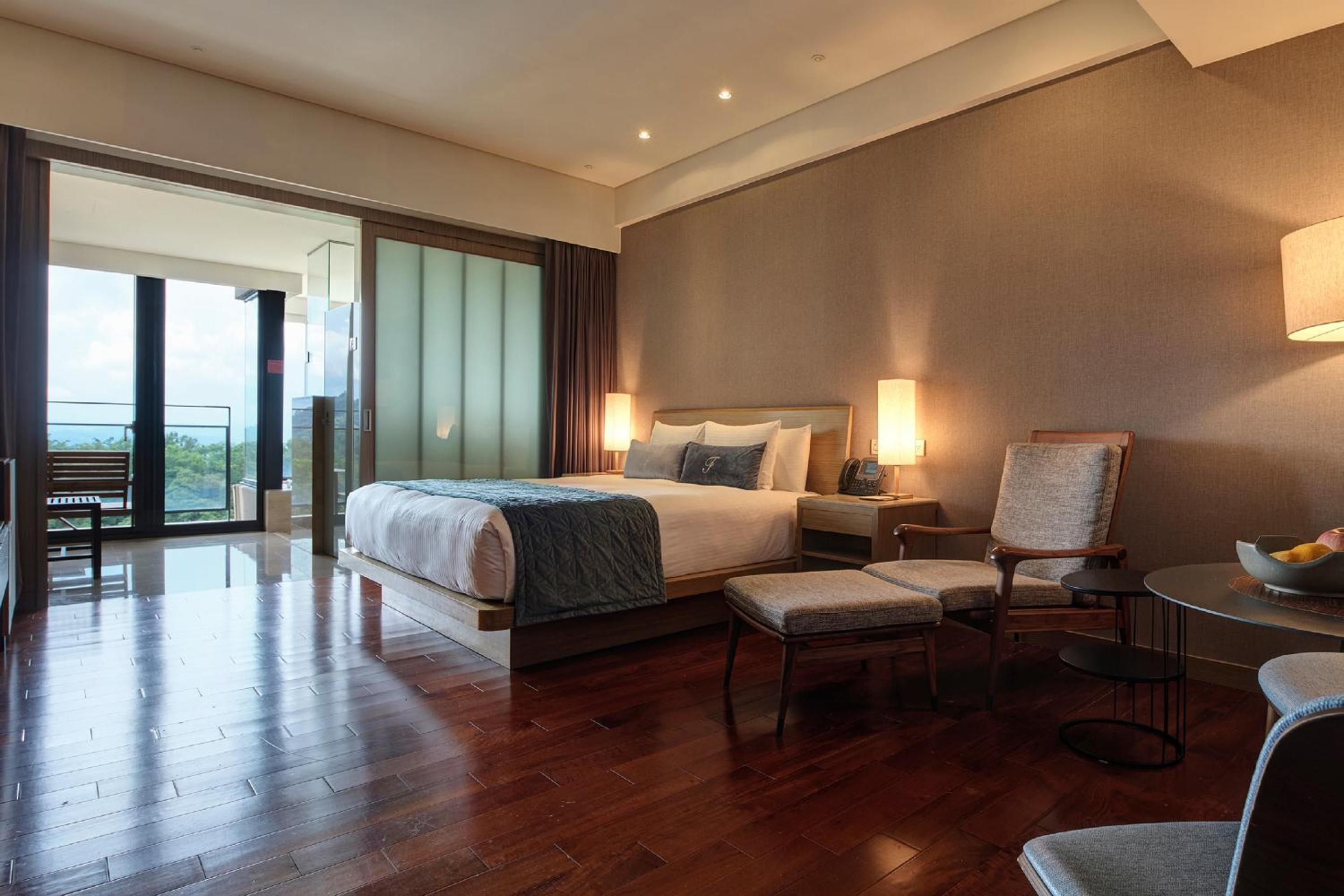 Premier King Mountain View - Photo 1