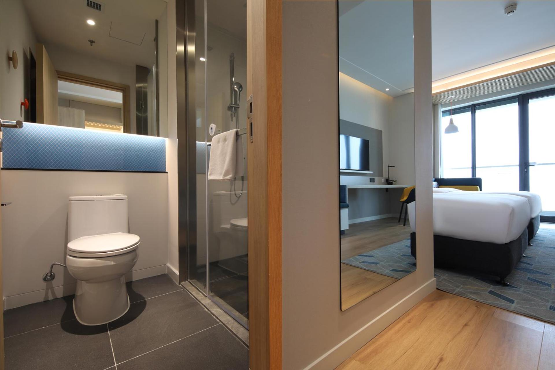 Large Twin Room with Sea View photo 1