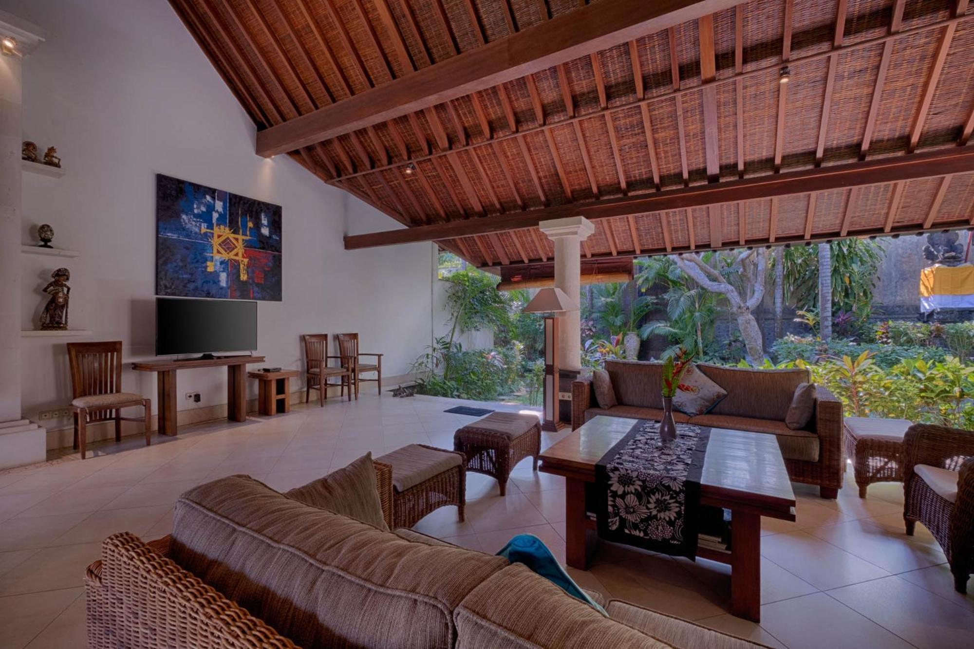 Four-Bedroom Villa with Private Pool and Garden View (2 minutes walk from beach) - Photo 4