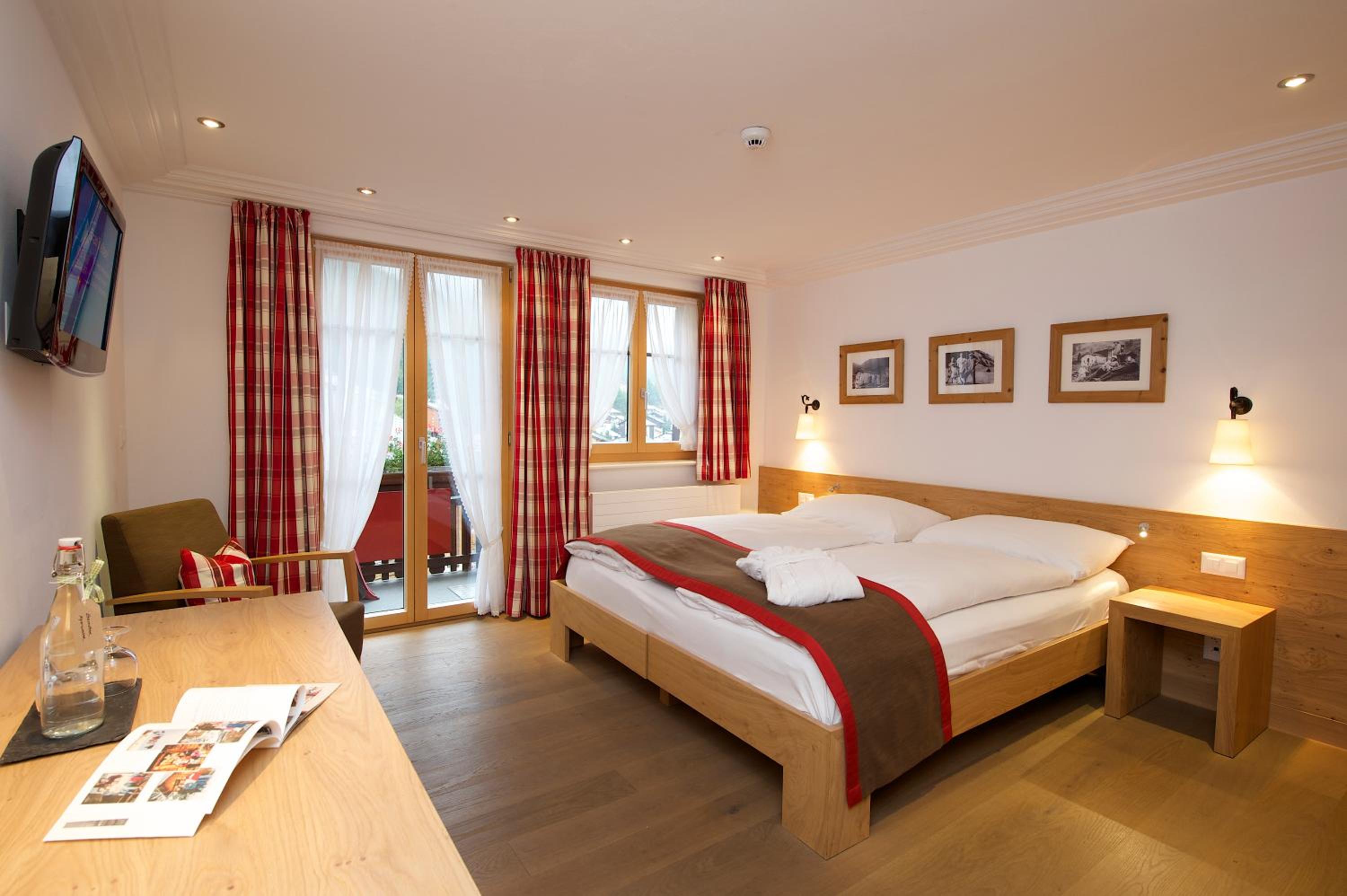 Chalet Double Room with Balcony and Matterhorn View - Photo 8