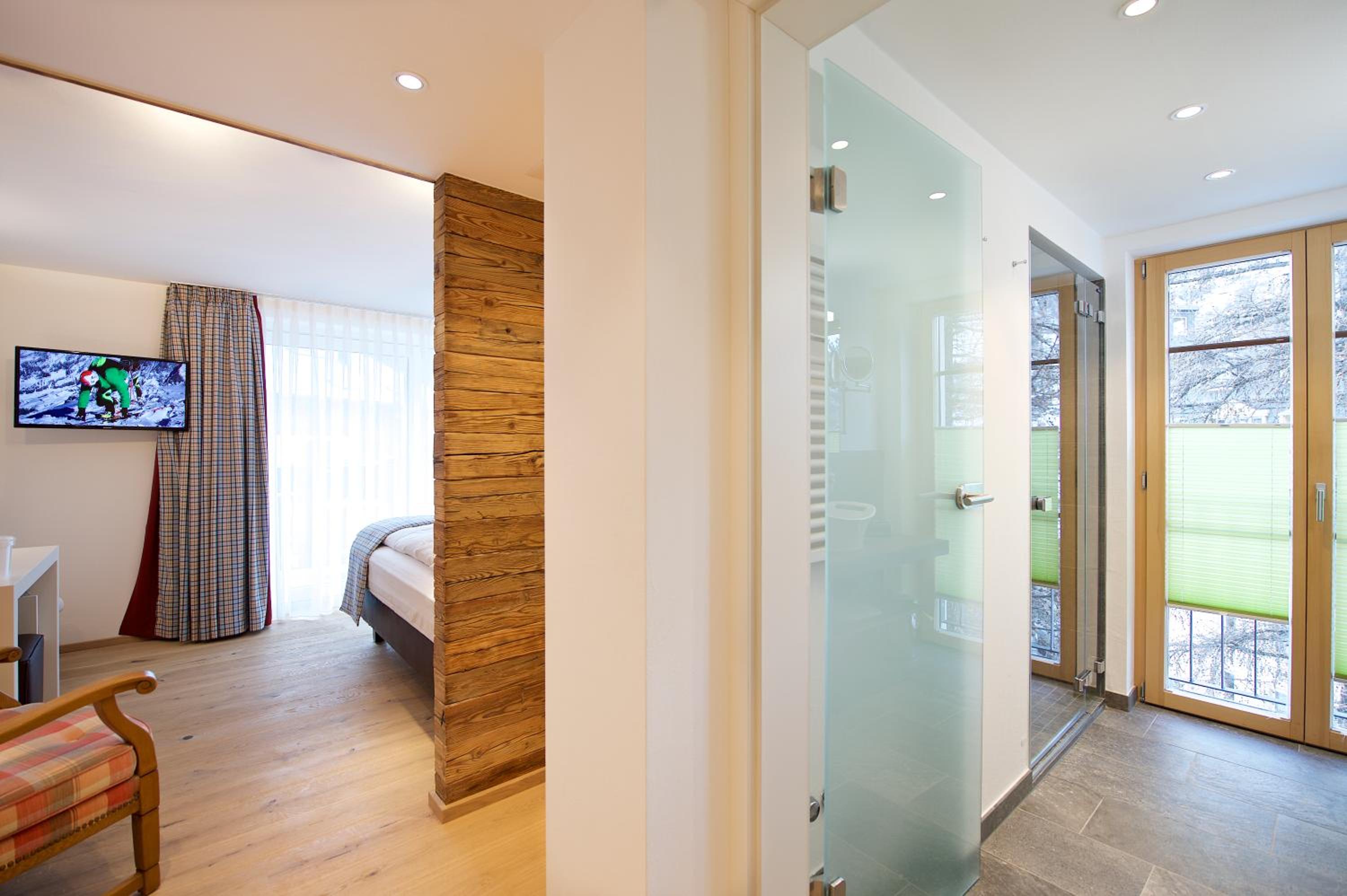 Panorama Double Room with Balcony and Matterhorn View - Photo 4