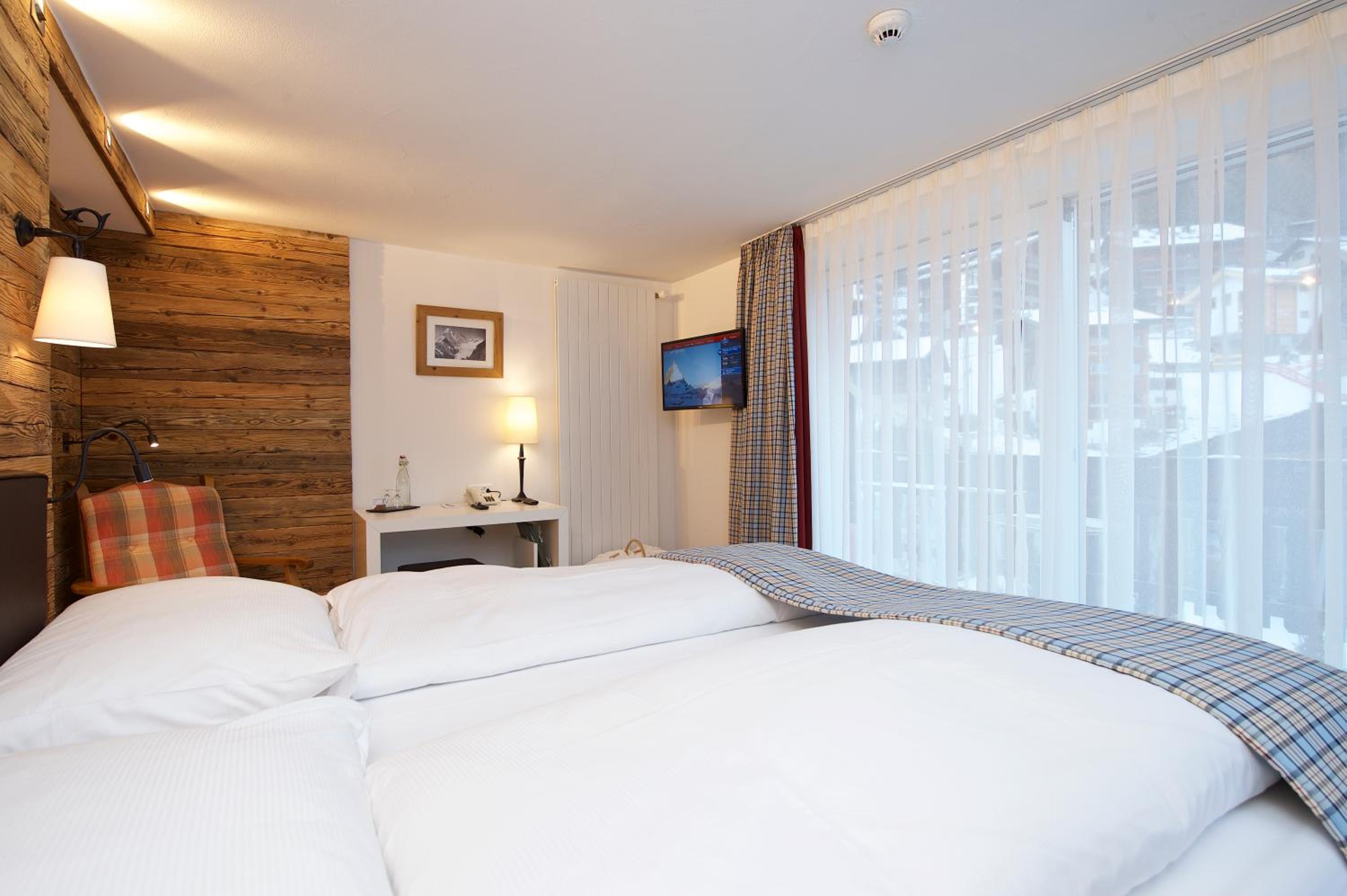 Panorama Double Room with Balcony and Matterhorn View - Photo 3