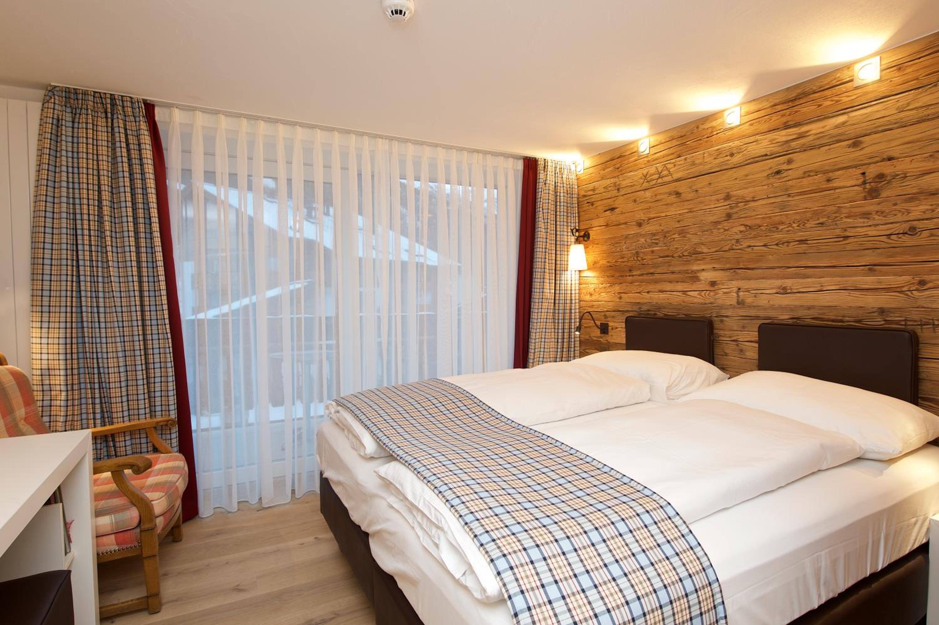 Romantic Double Room with Balcony and Matterhorn View - Photo 2