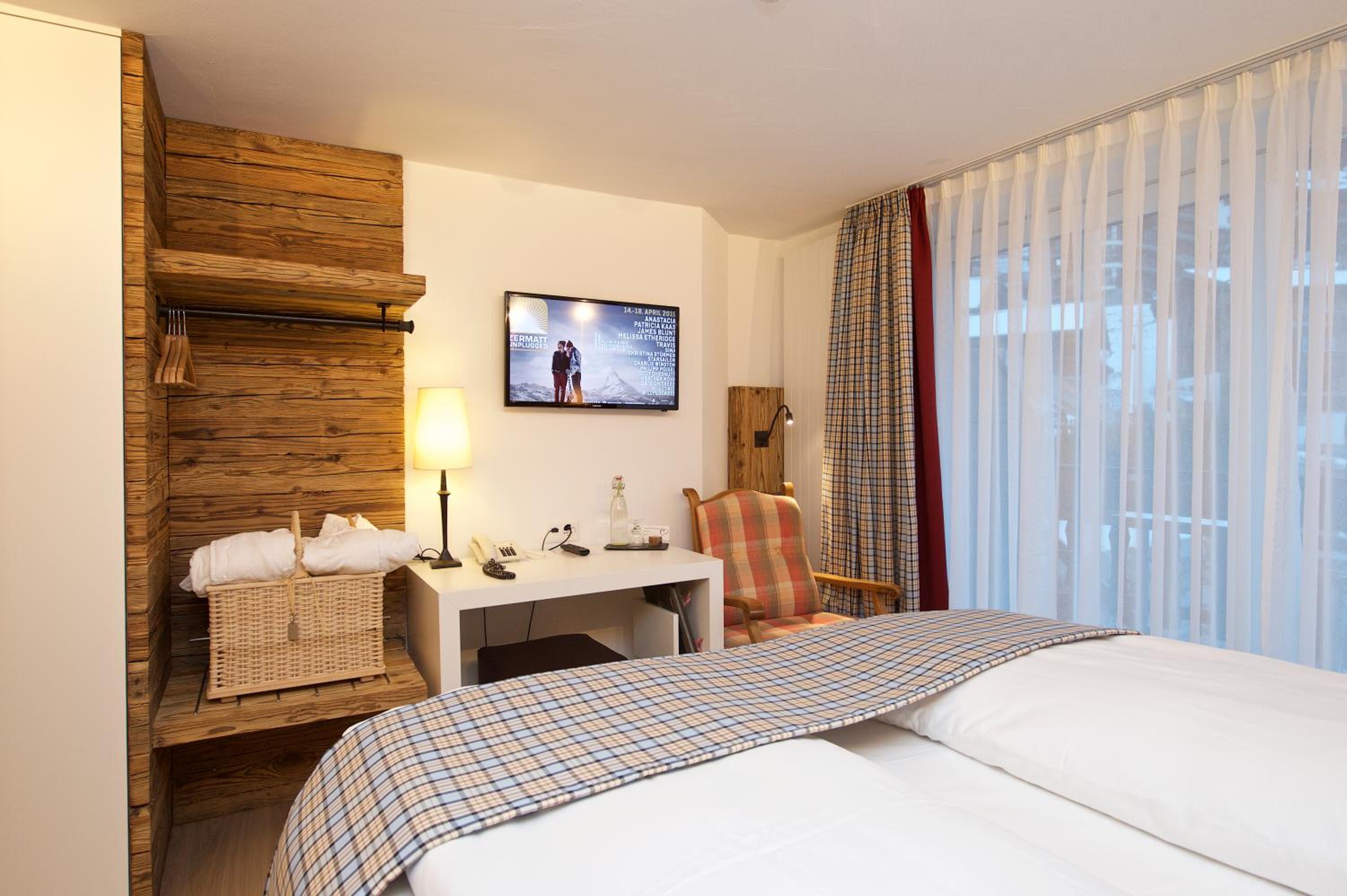 Romantic Double Room with Balcony and Matterhorn View - Photo 3