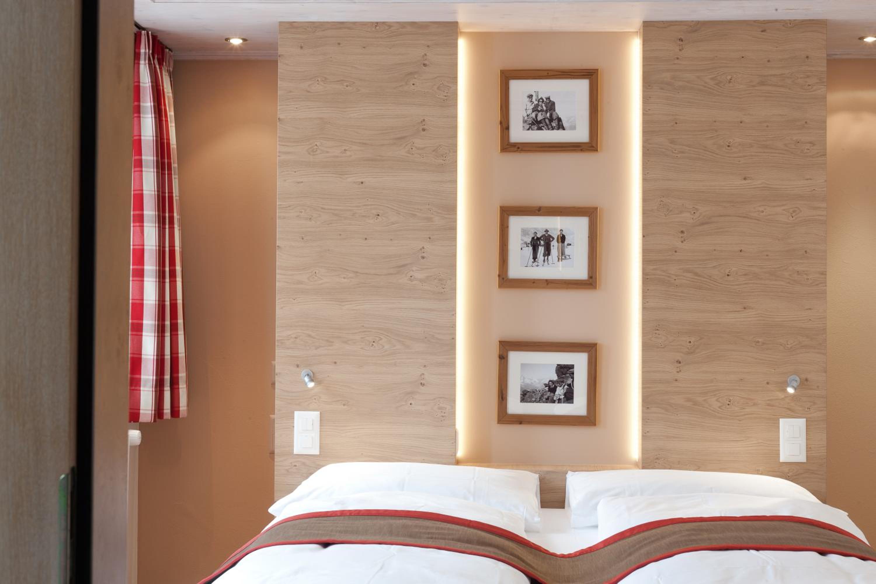 Basic Double or Twin Room with Balcony and Matterhorn View - Photo 3