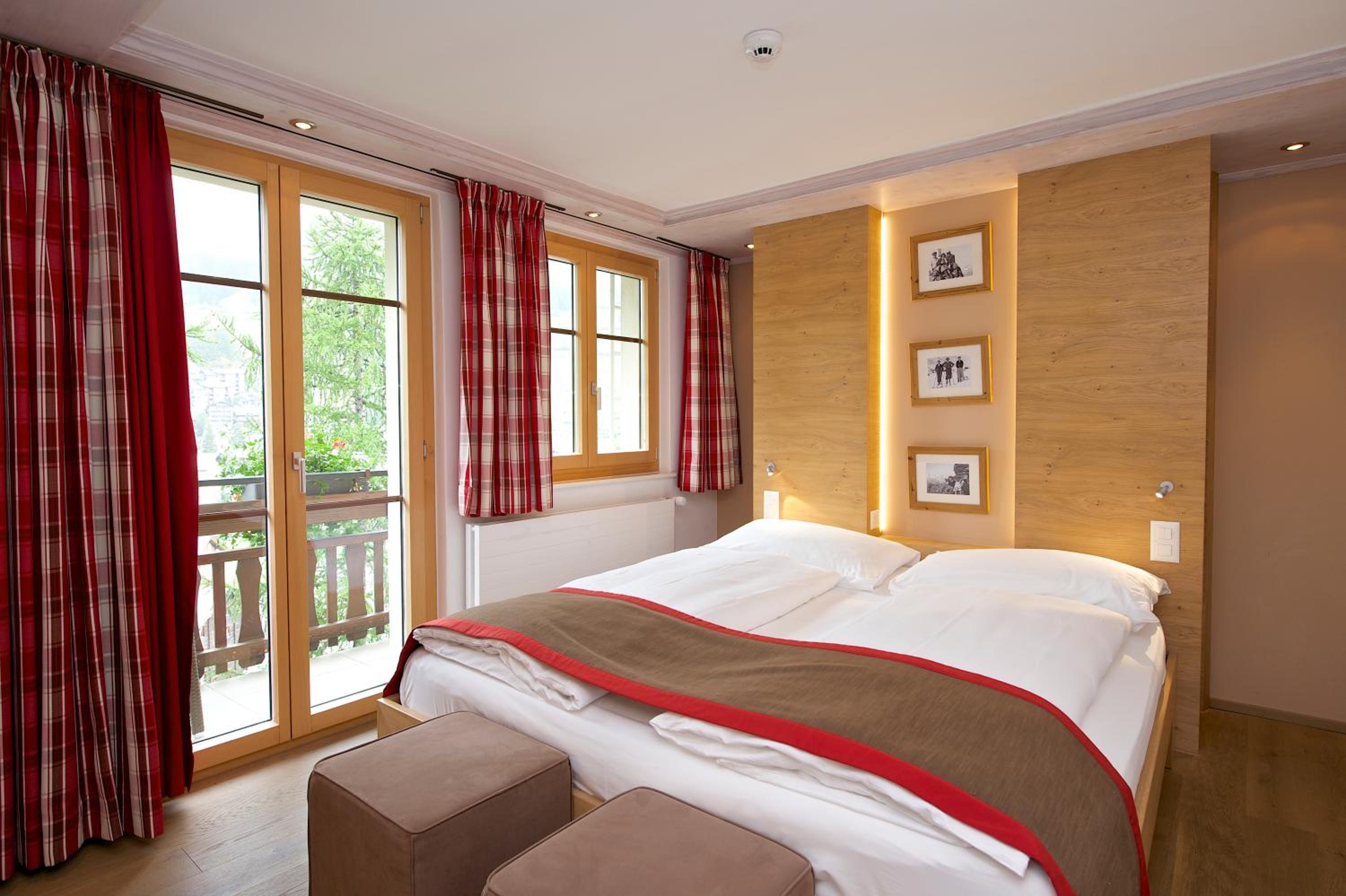 Basic Double or Twin Room with Balcony and Matterhorn View - Photo 4