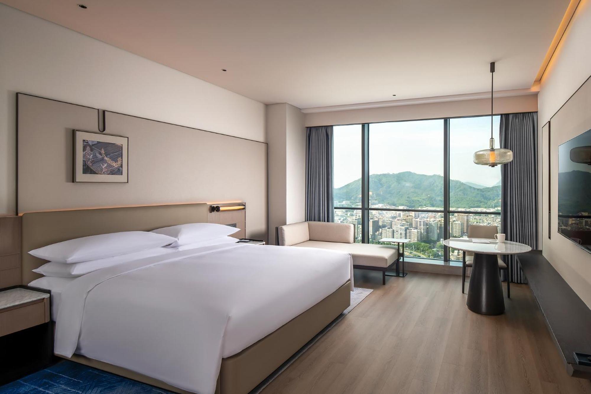 Deluxe City View King Room
