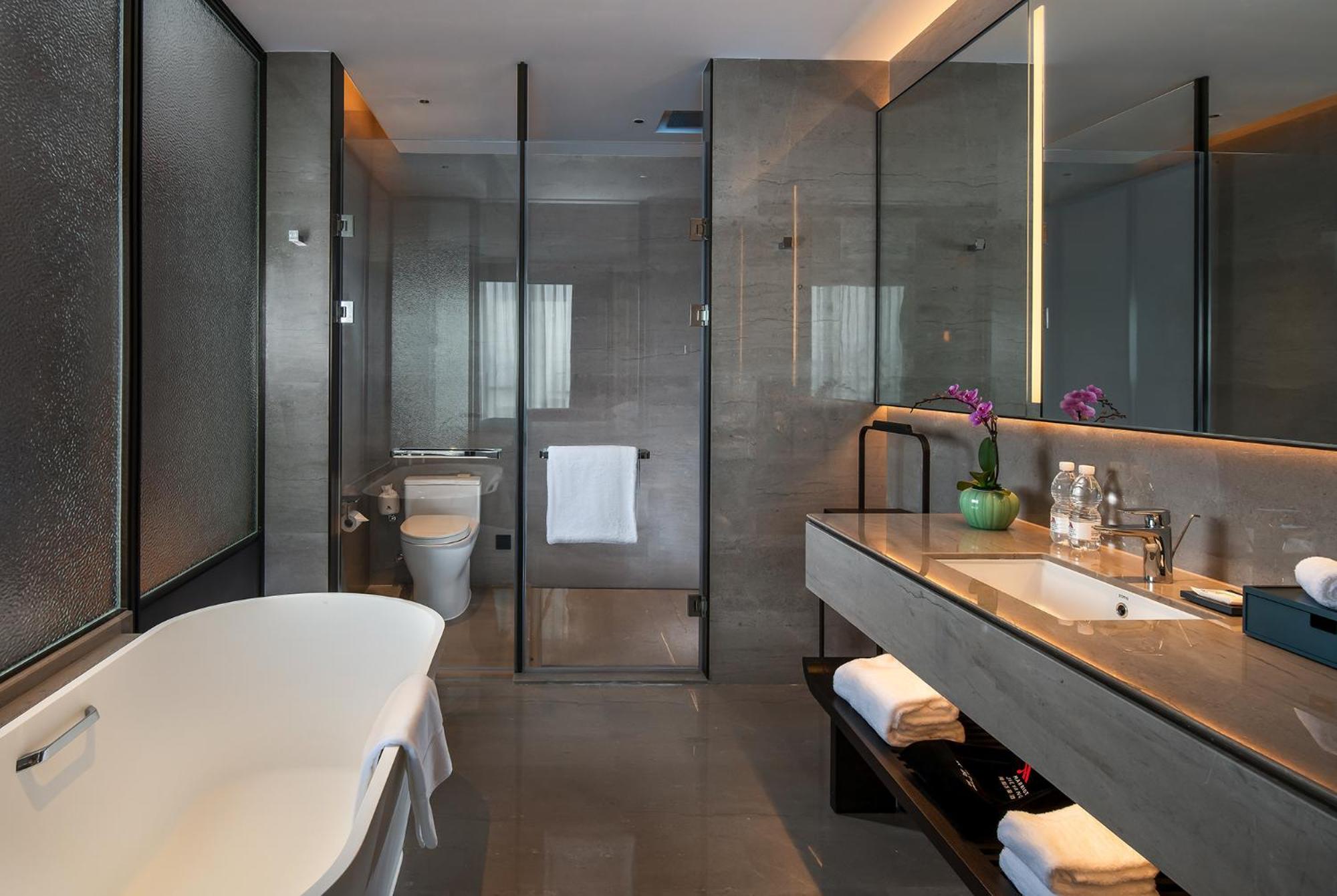 Deluxe River View King Room photo 2