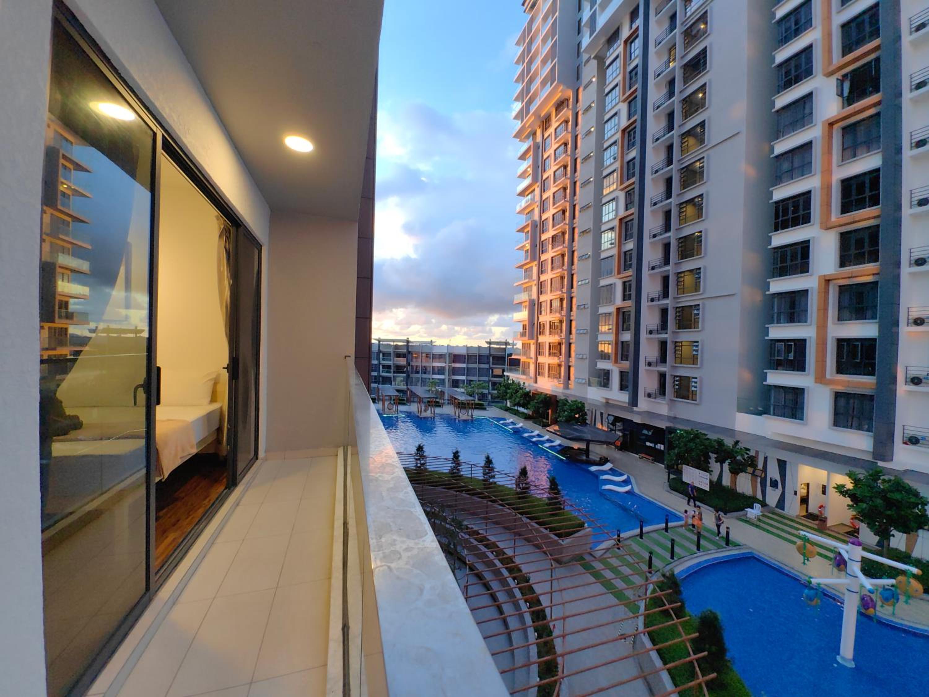 Queen Suite with Pool View