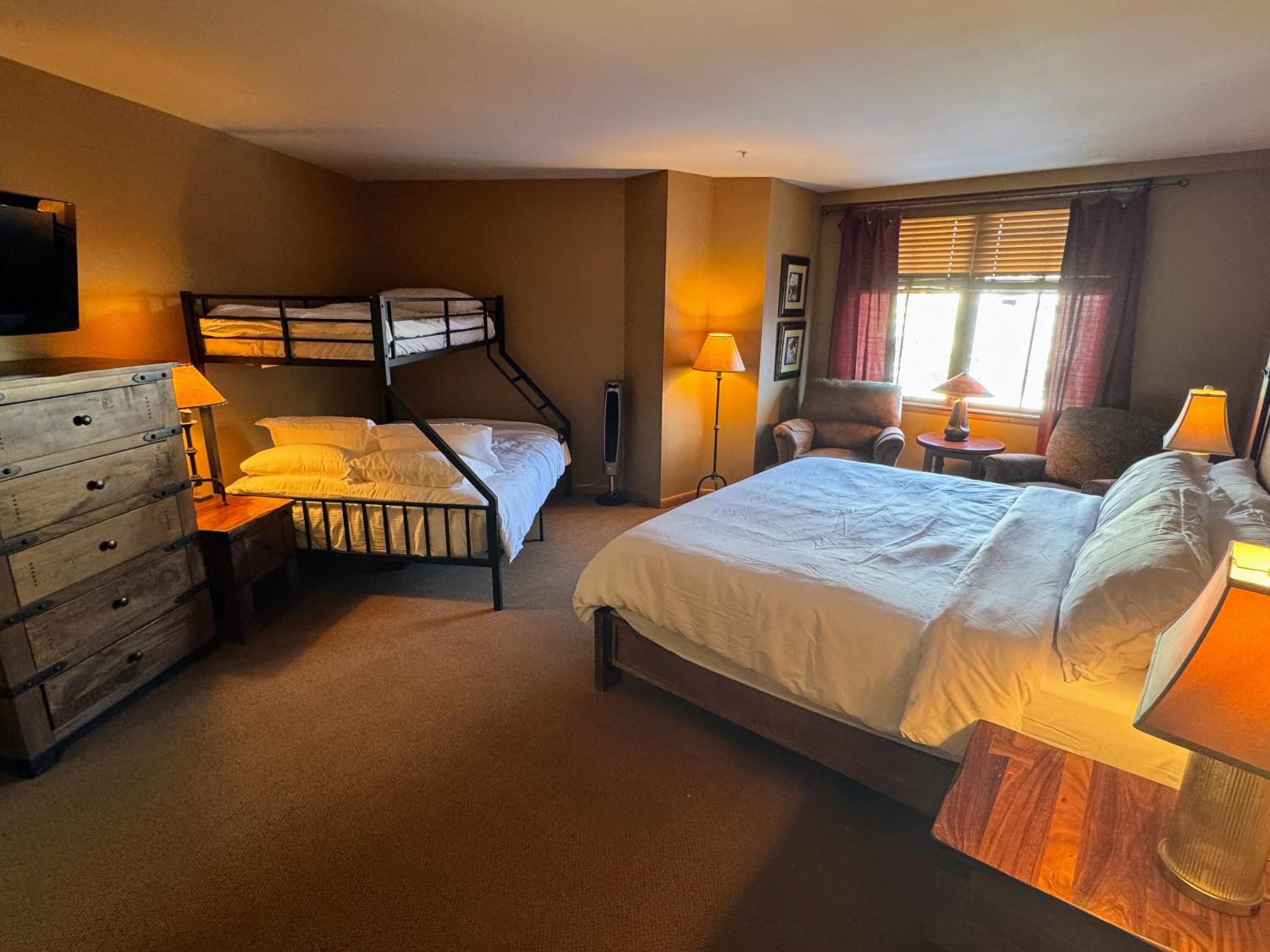 Two-Bedroom Apartment with Mountain View photo 1