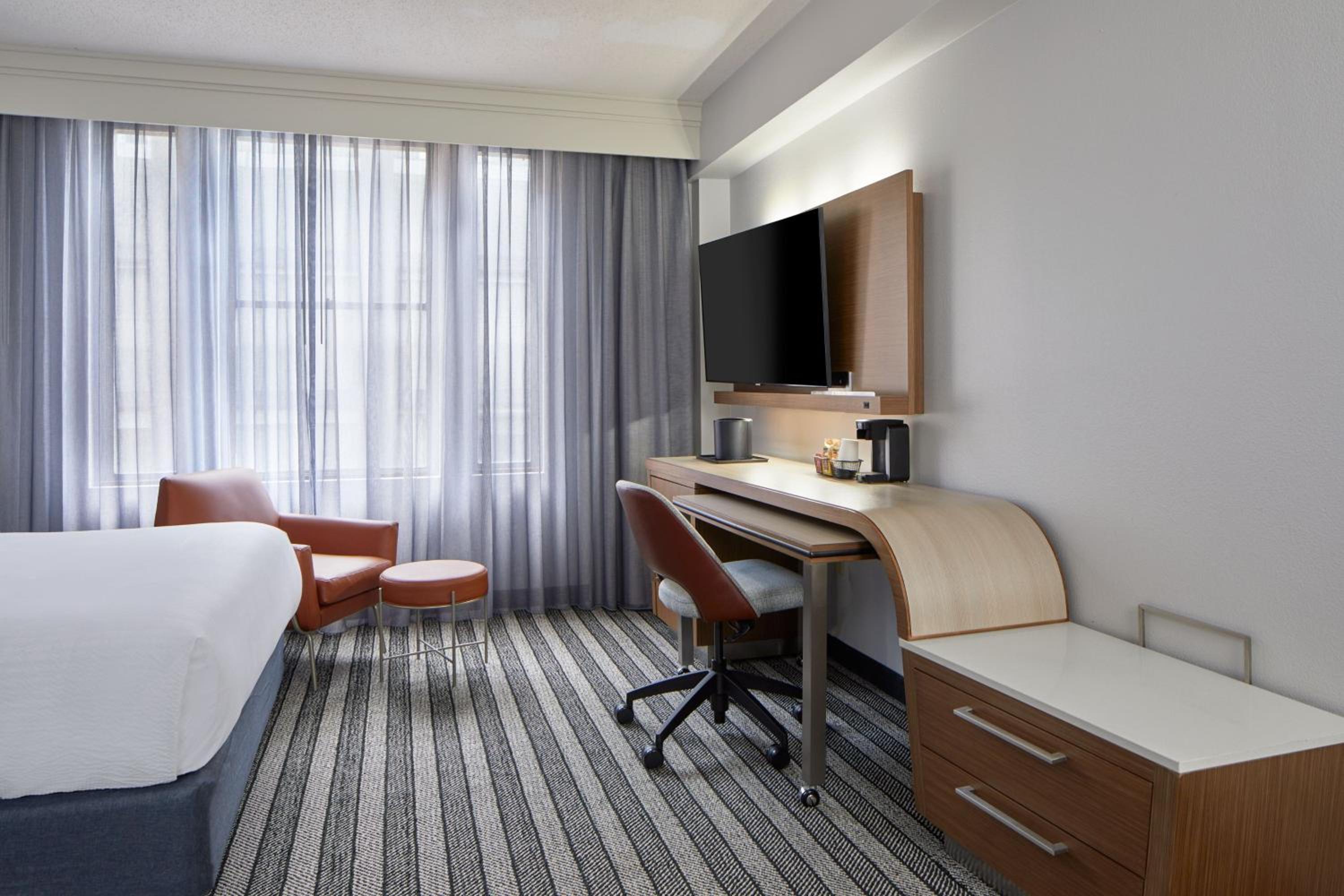 Newly Renovated Double Room with Roll-In Shower - Mobility Accessible - Photo 4