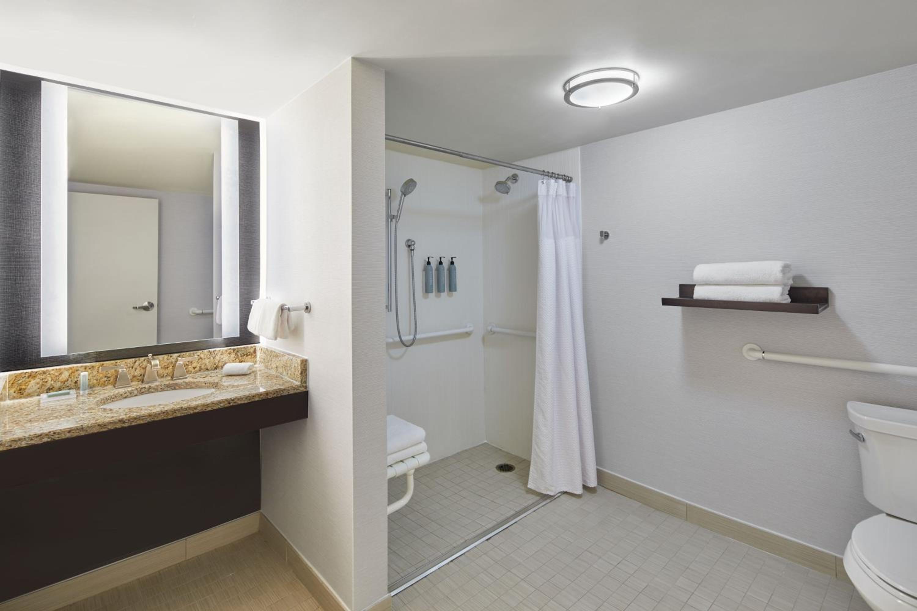 Newly Renovated Double Room with Roll-In Shower - Mobility Accessible - Photo 8