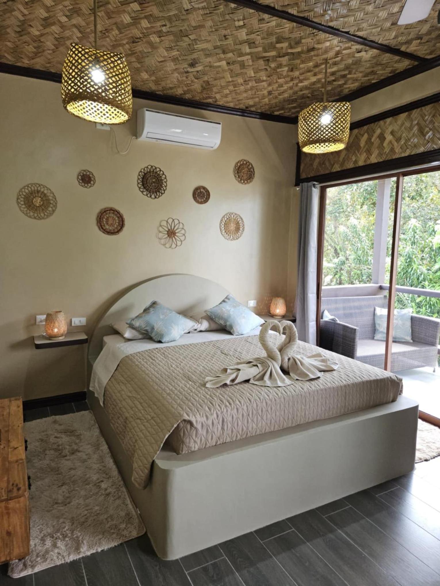 Deluxe Suite with Sea View - Photo 3
