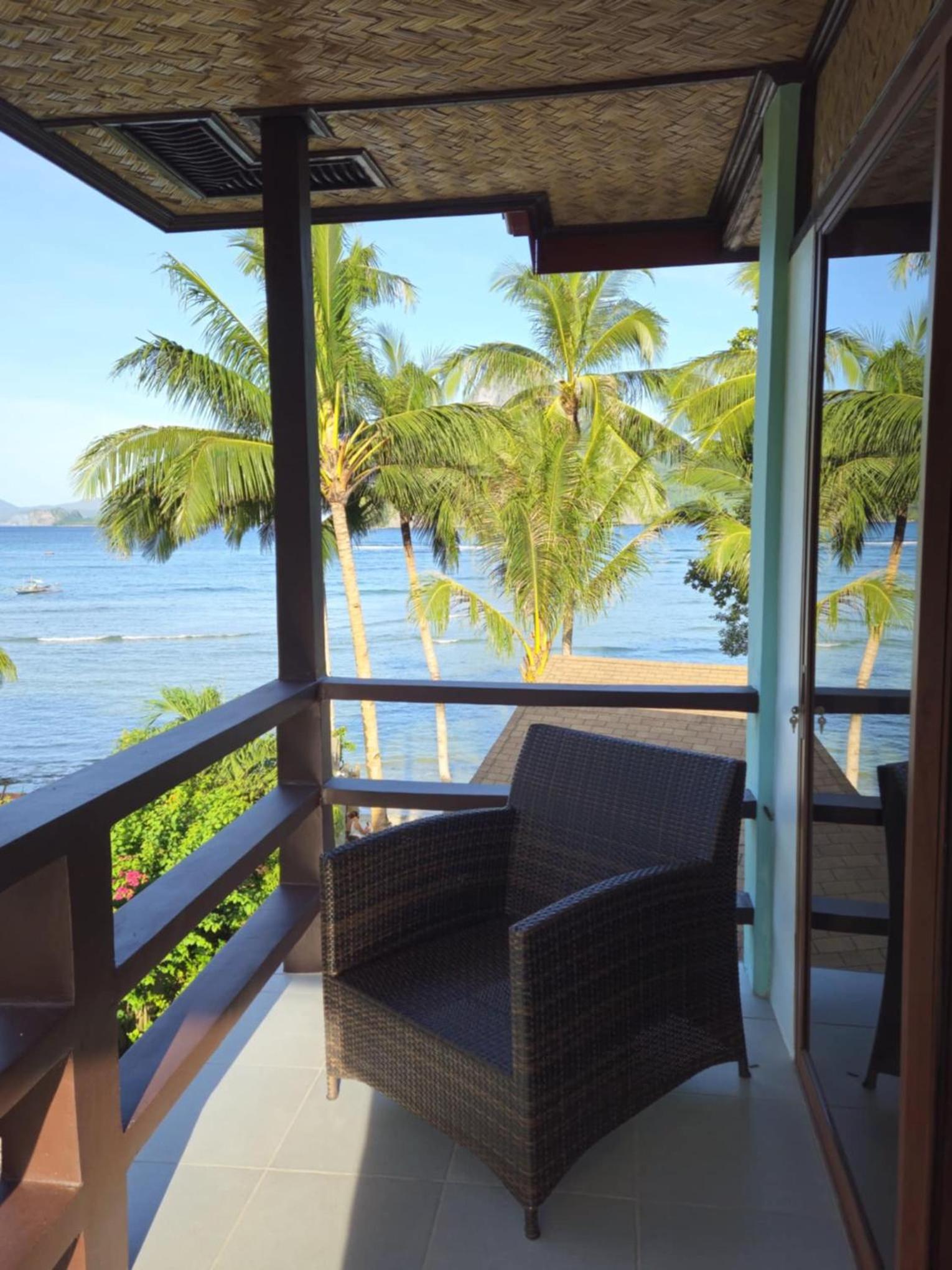 Deluxe Suite with Sea View - Photo 8