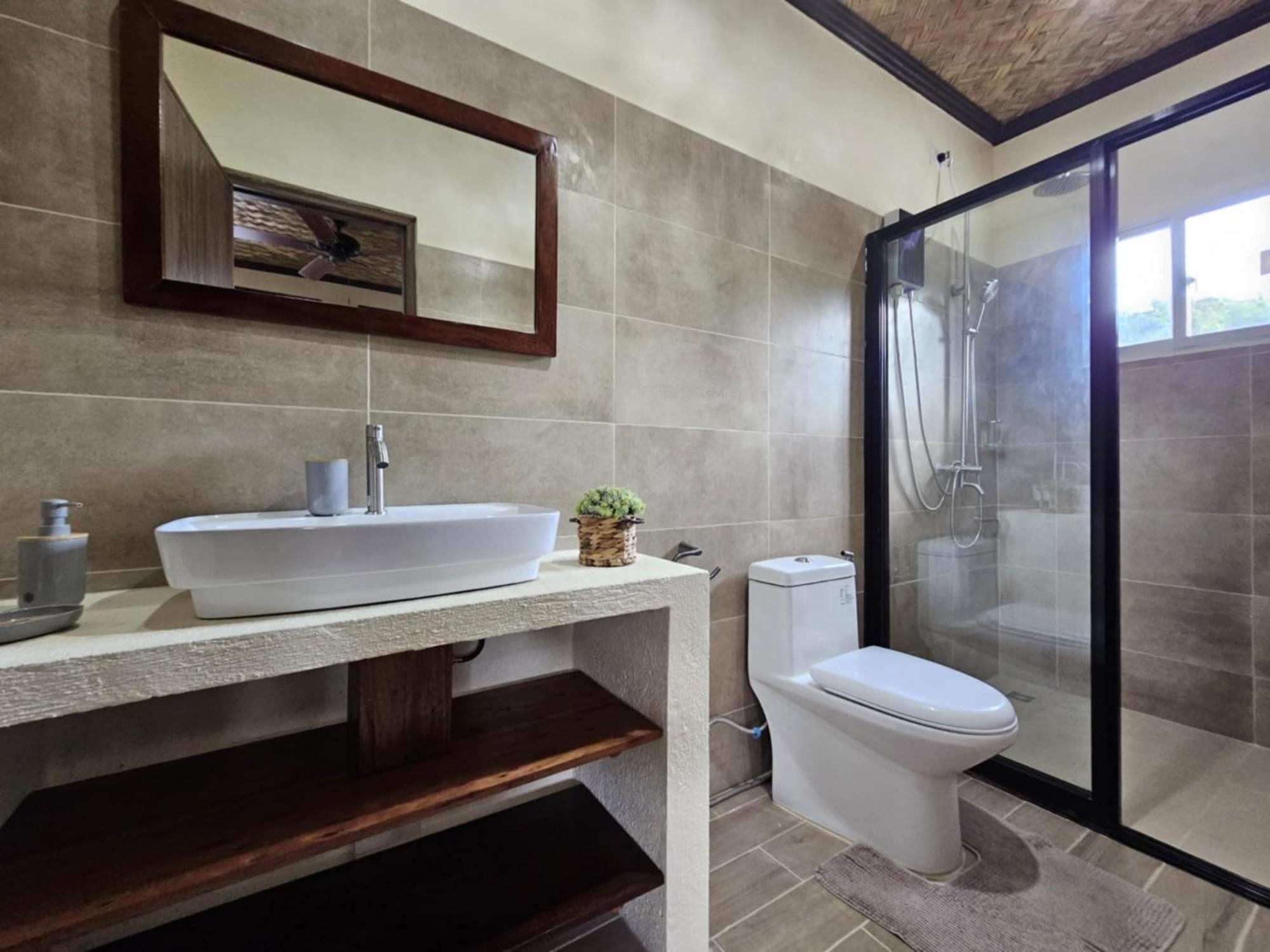 Deluxe Suite with Sea View - Photo 5