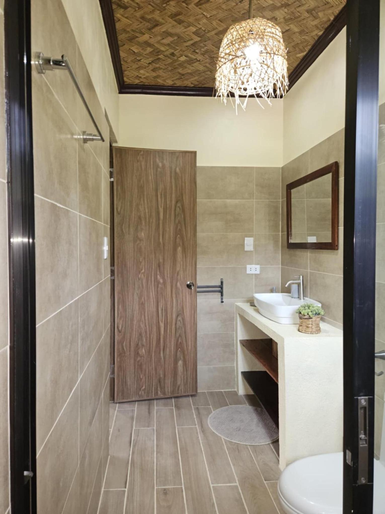 Deluxe Suite with Sea View - Photo 6