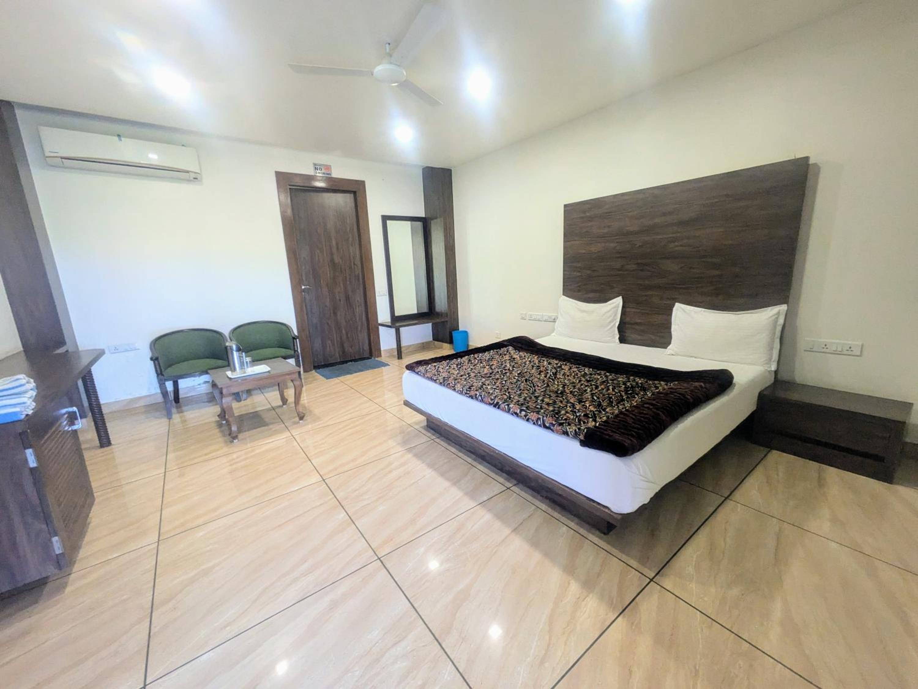 Deluxe King Suite photo 2