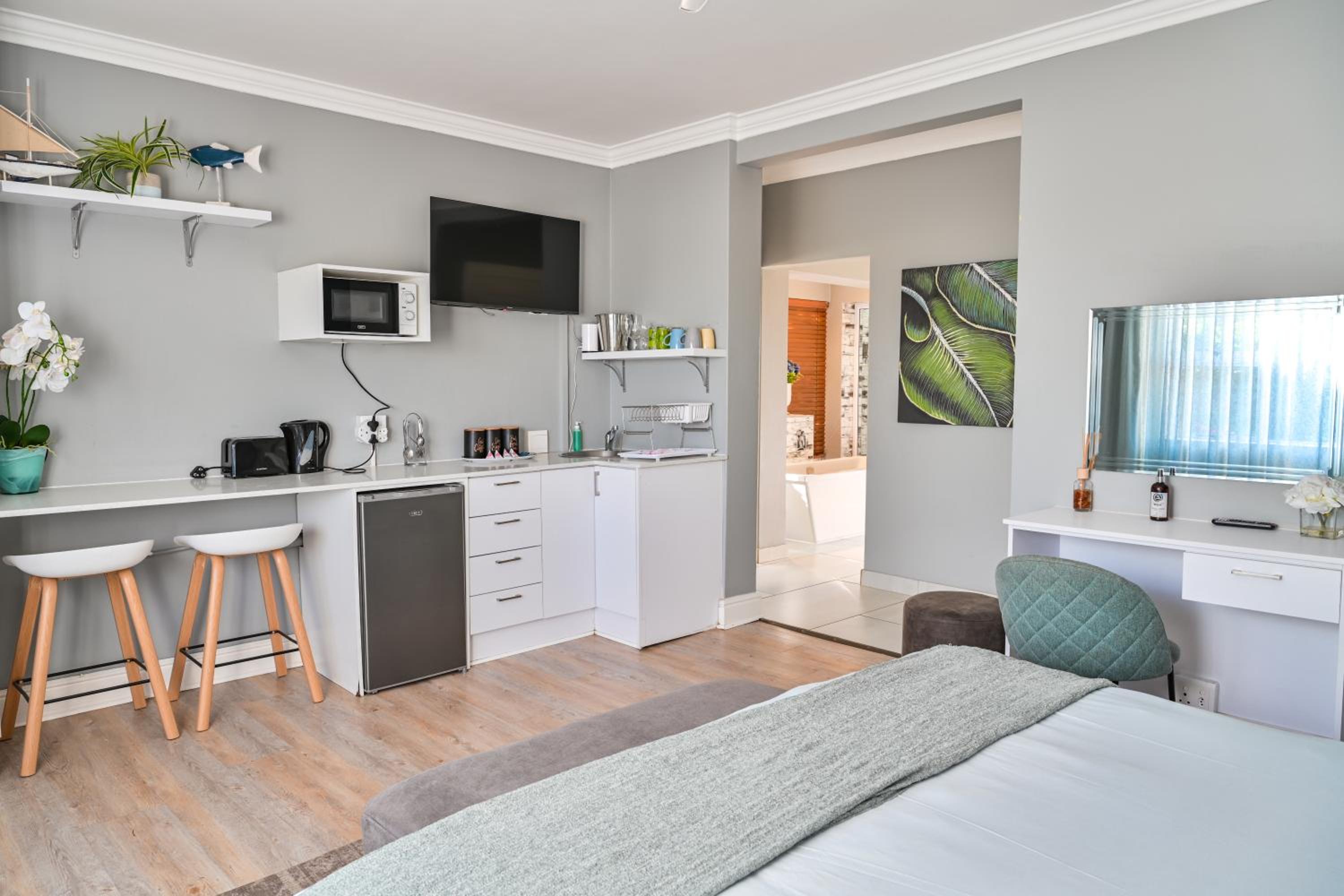 King Suite with Pool View photo 3