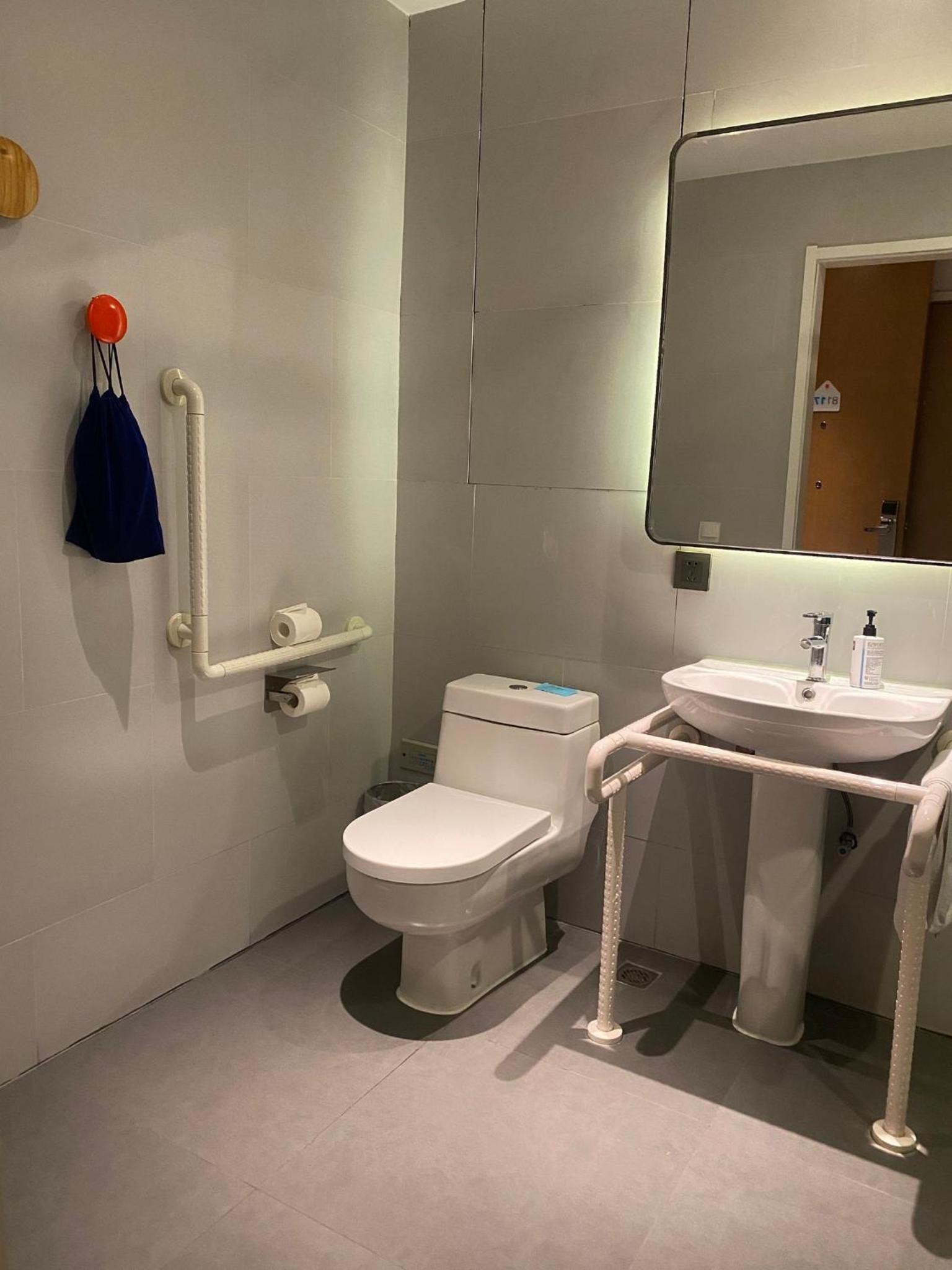 Standard Queen Room - Disability Access photo 2
