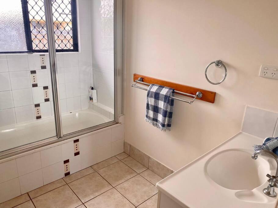 Five-Bedroom House photo 2