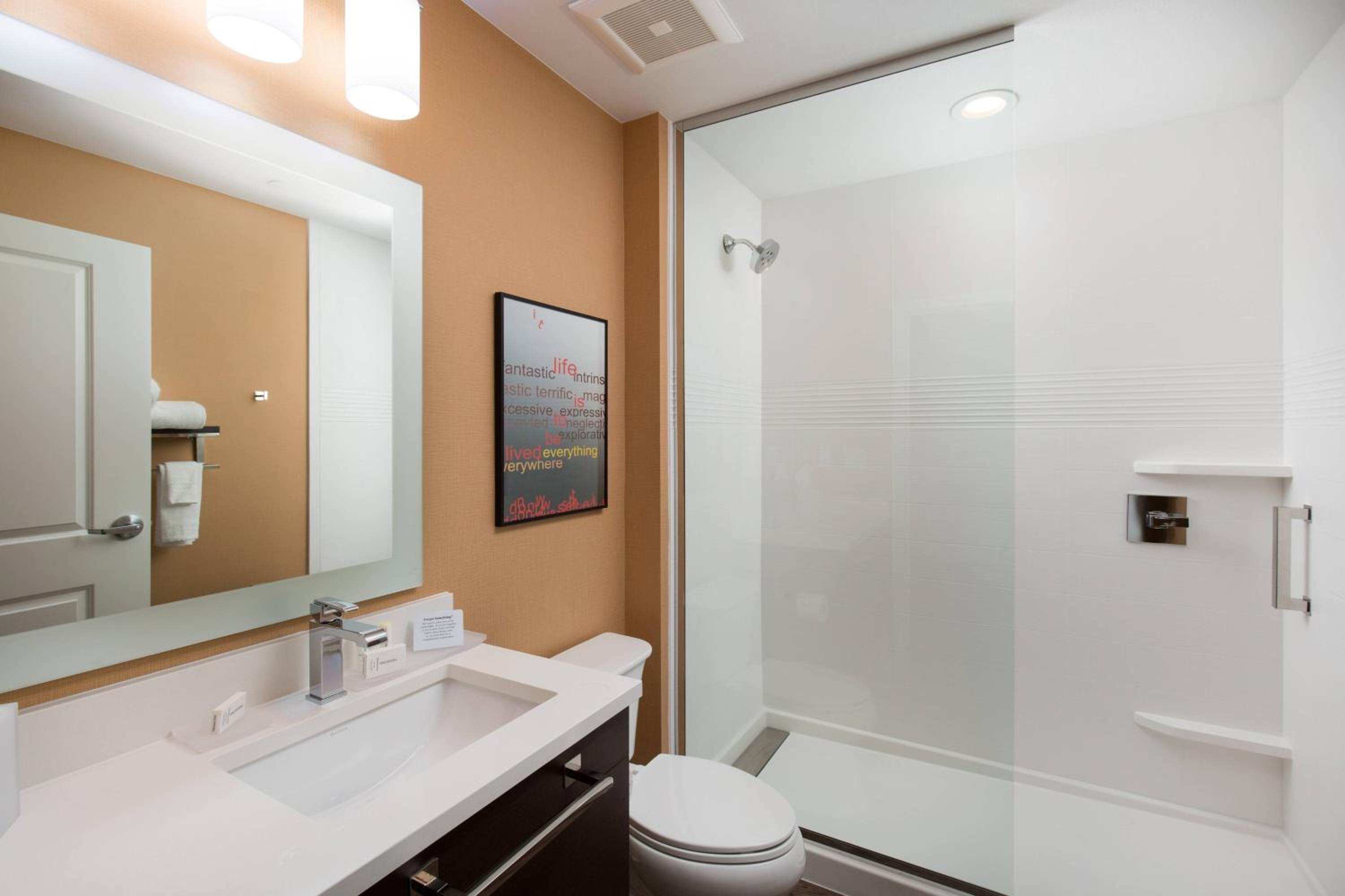 Studio Queen Suite - Hearing Accessible photo 3
