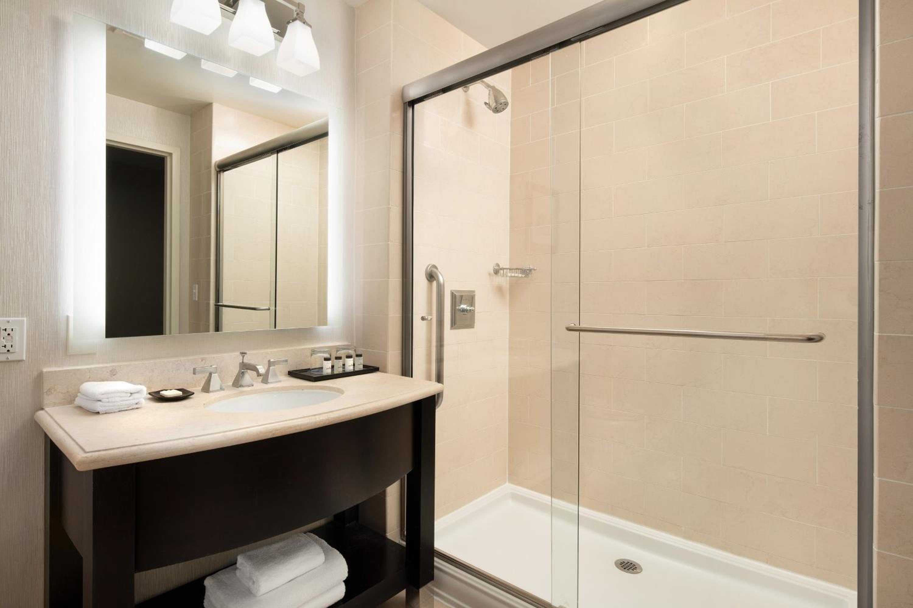 Guest room, 2 Queen, City view - Photo 5