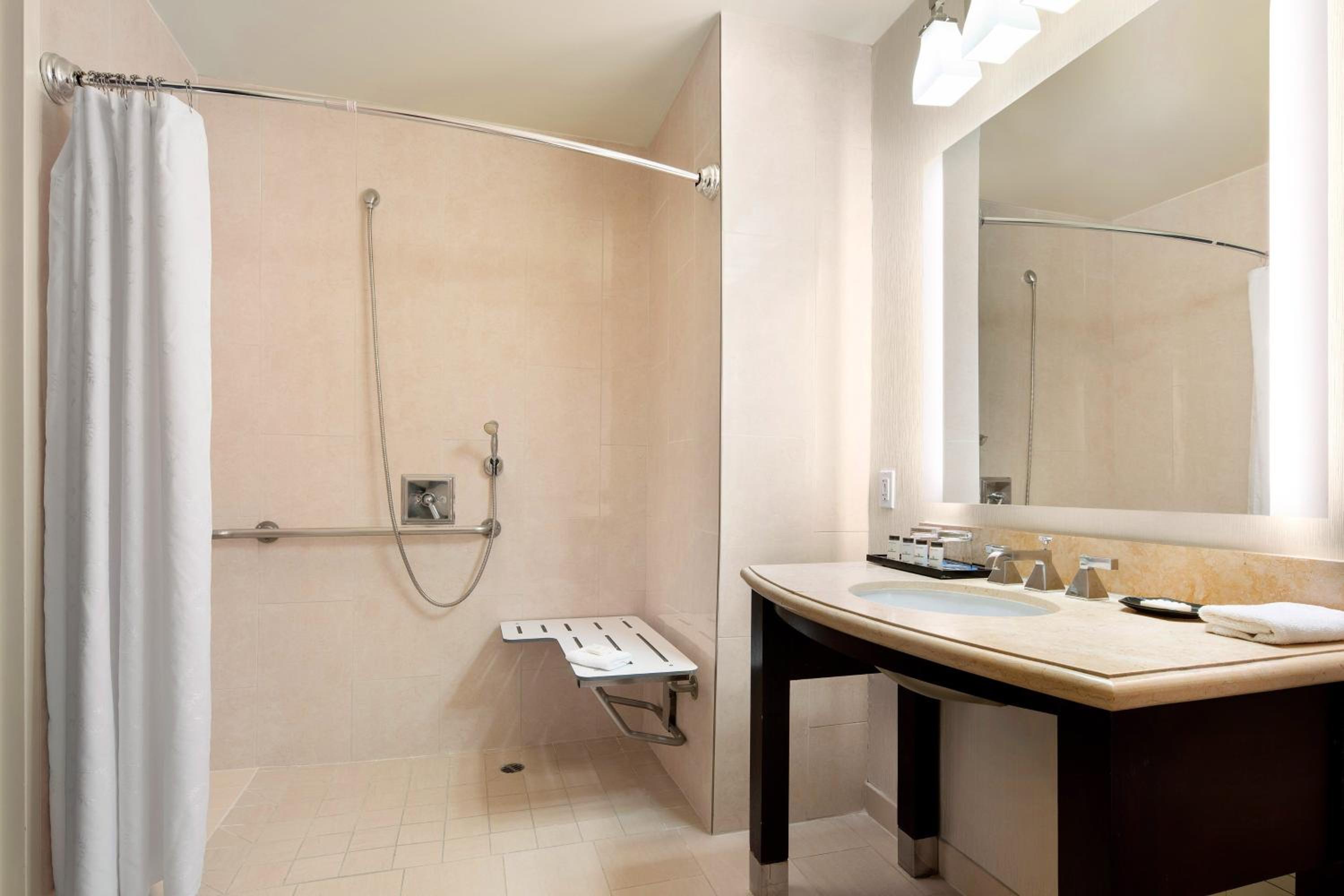 Guest room, 2 Queen, City view - Photo 7