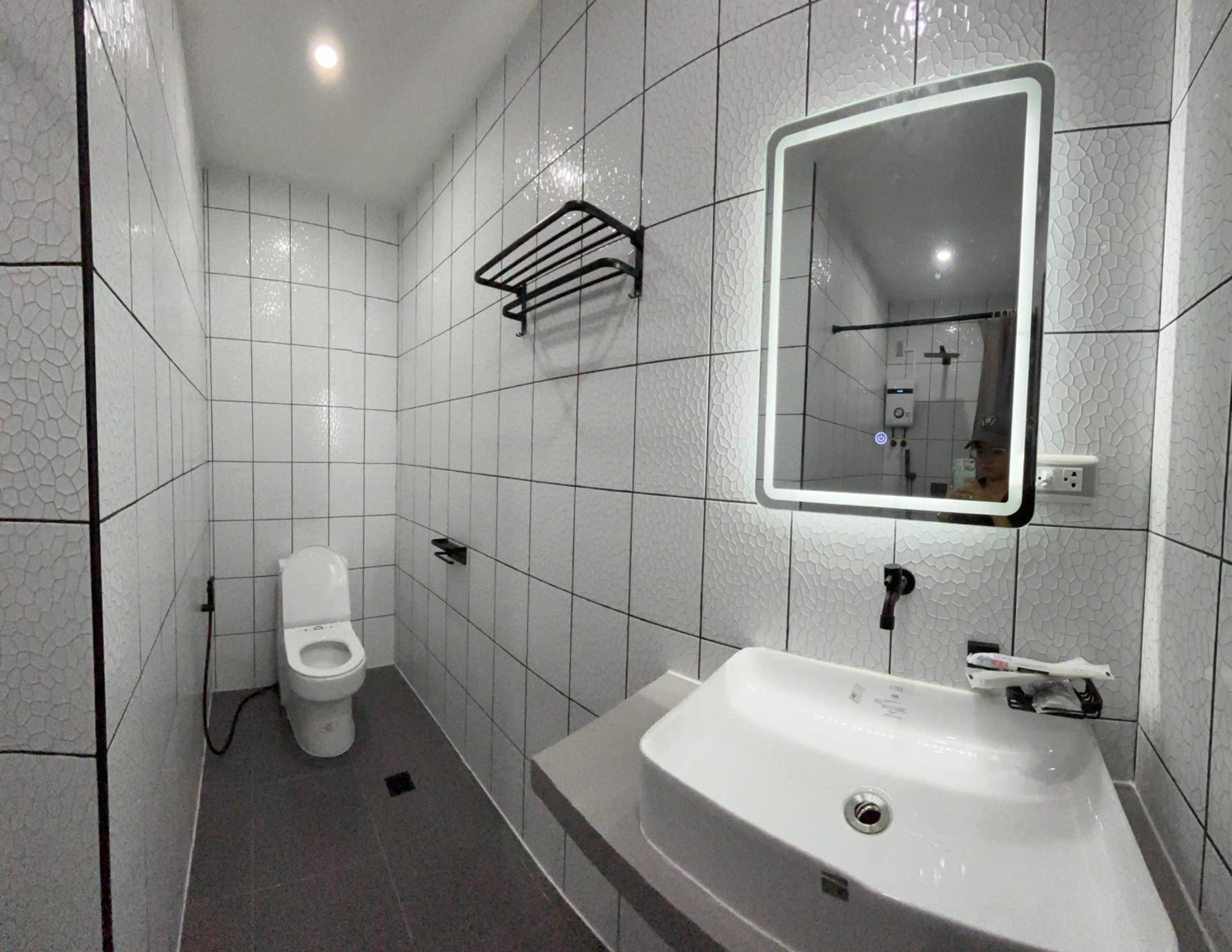 Queen Suite - Photo 8