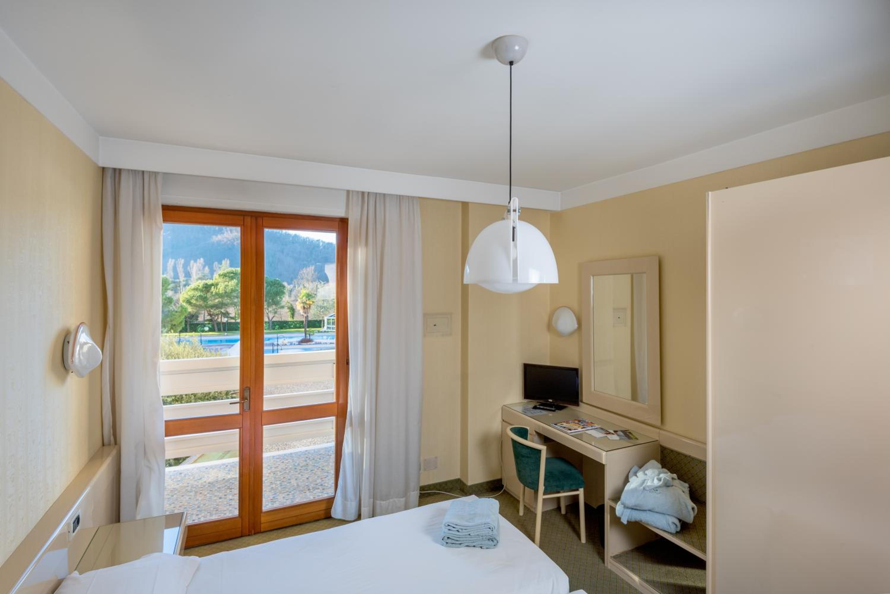Single Room with Pool View photo 1