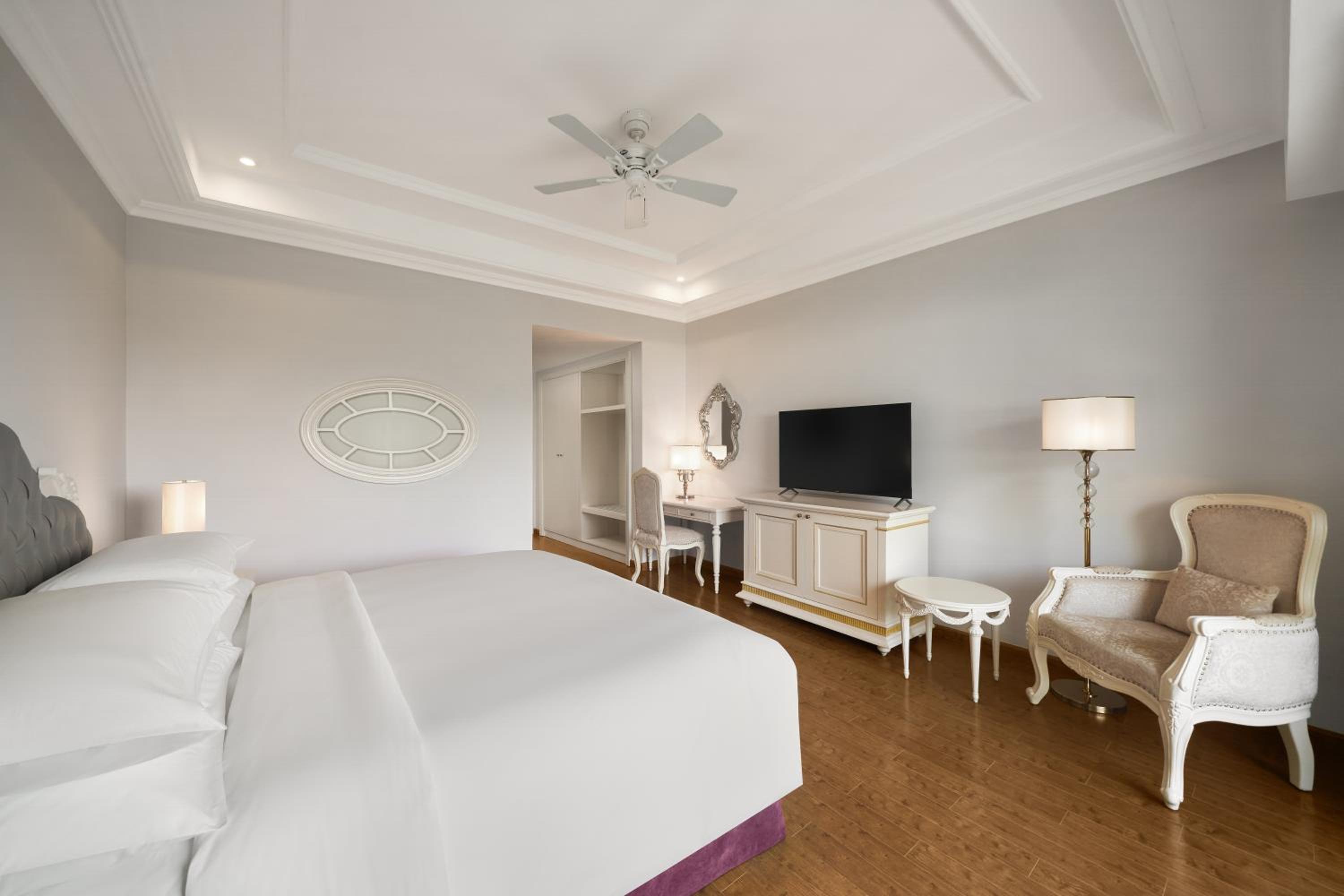 Deluxe, Ocean view King with Balcony
