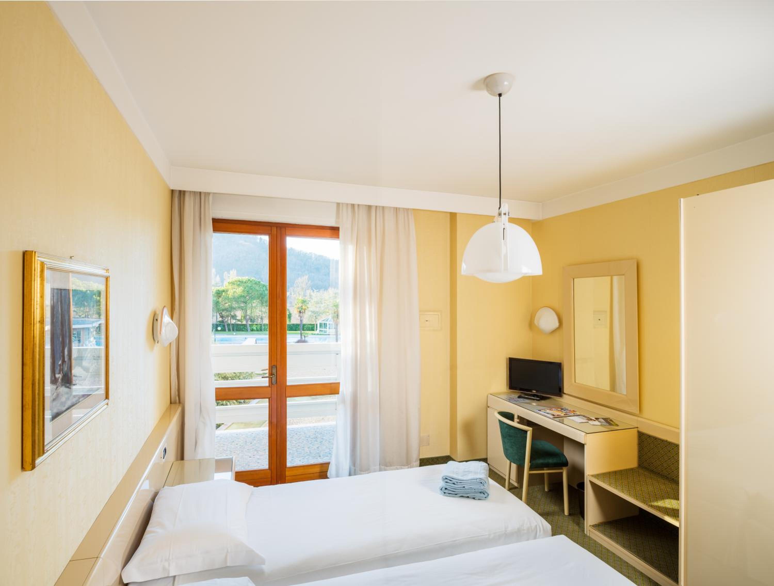 Twin Room with Pool View photo 1