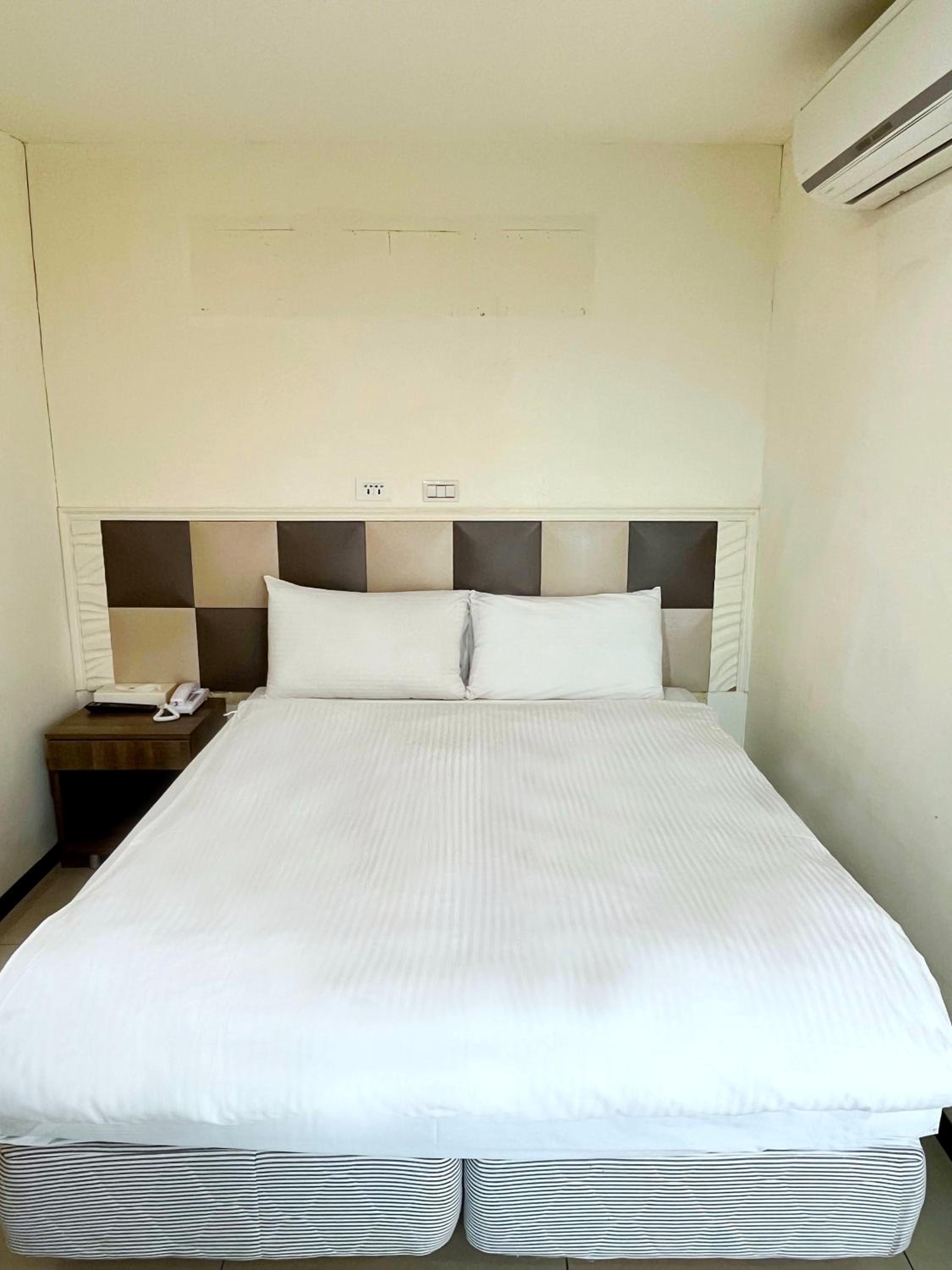 Budget Double Room No Window - Photo 2