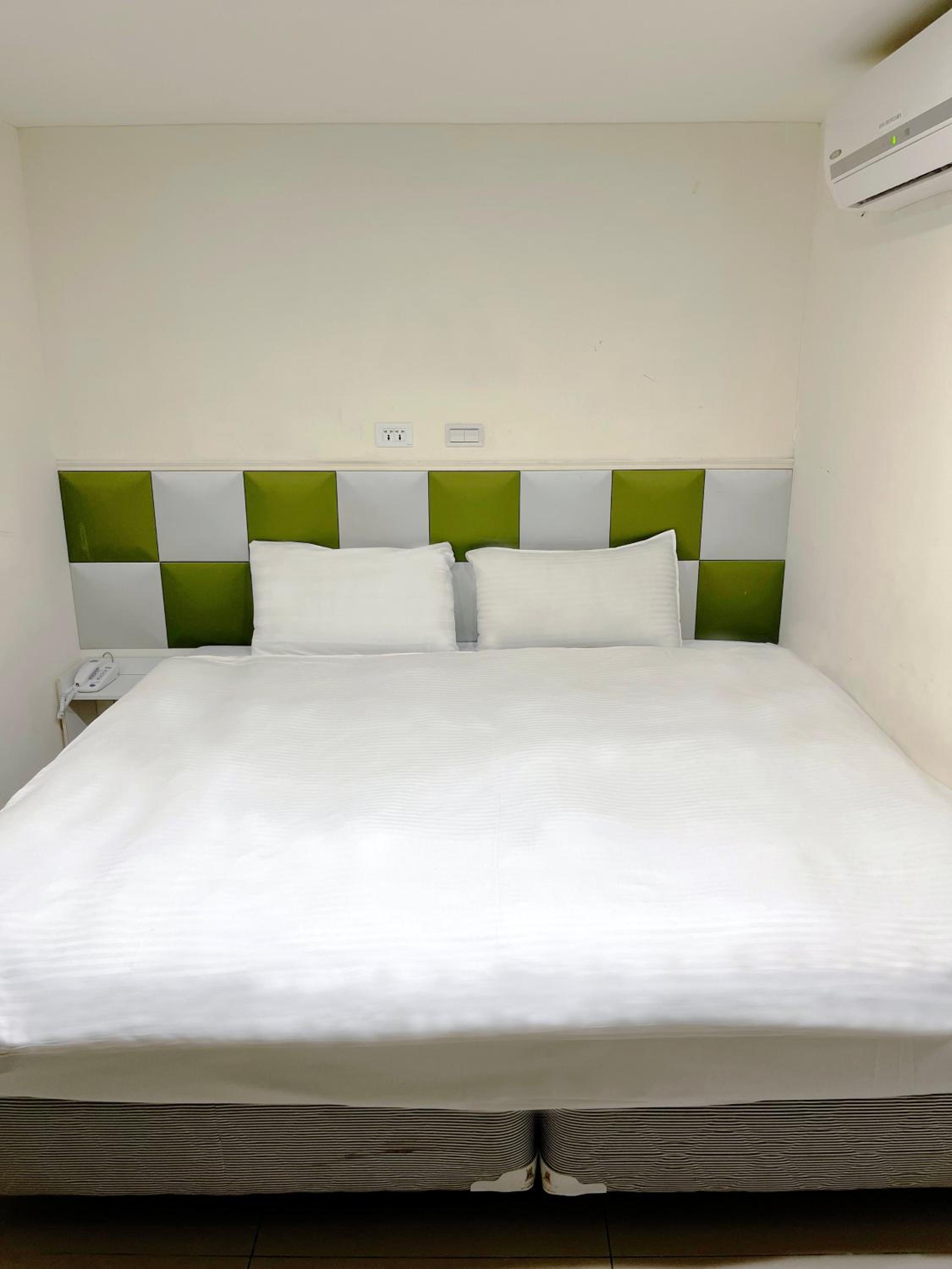 Budget Double Room No Window - Photo 3