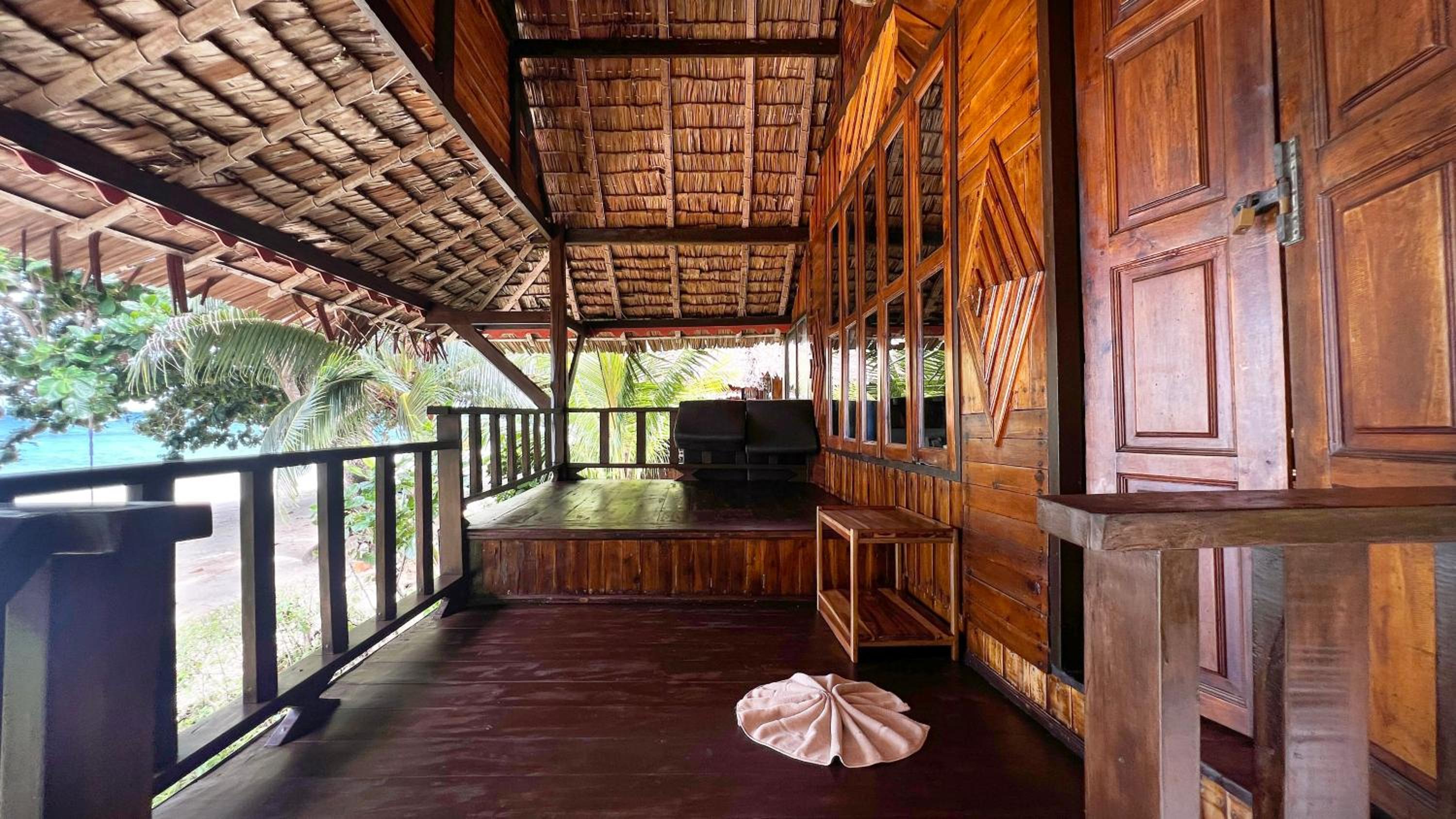 Beach Front Bungalow - Fan Room - Photo 3