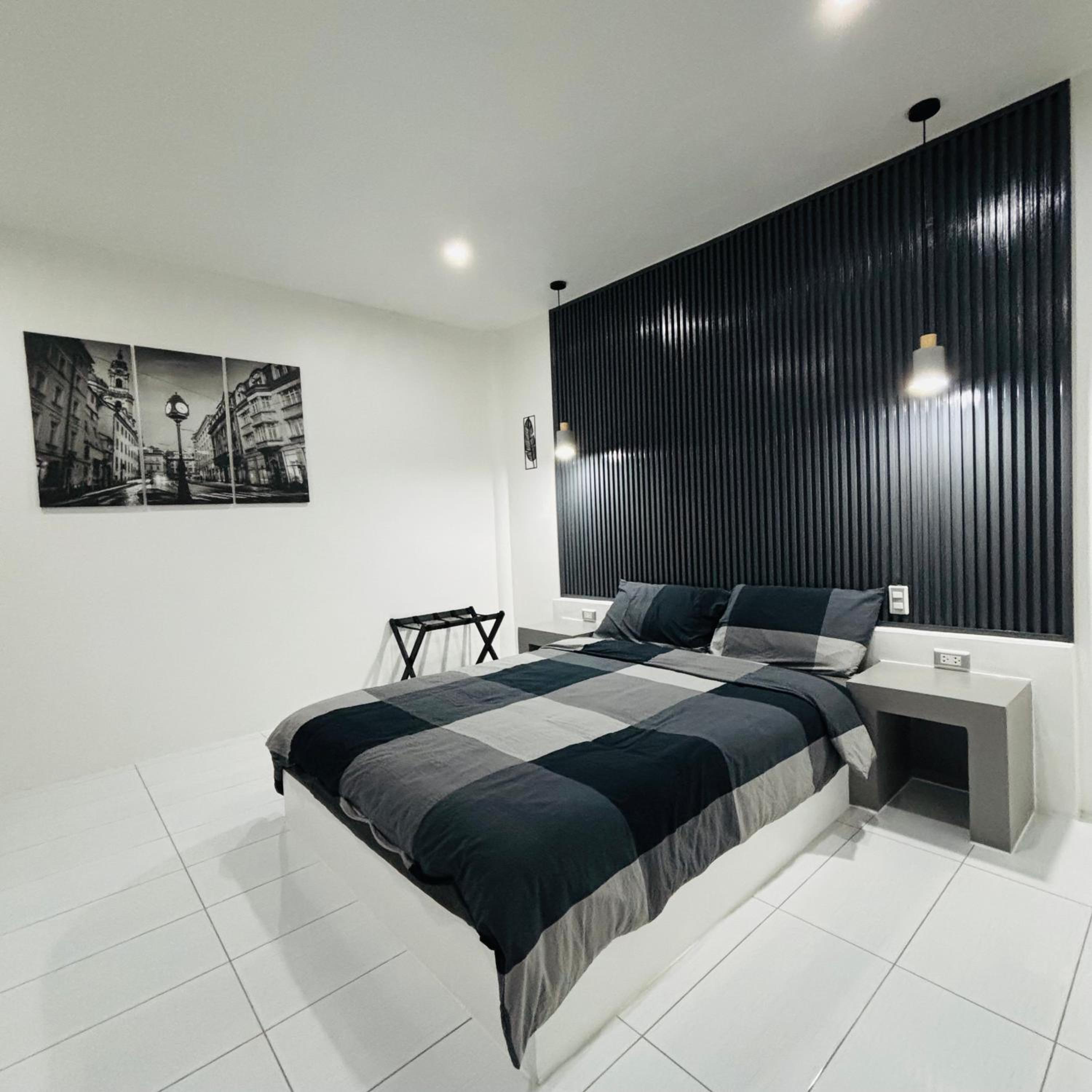 Suite - Photo 1
