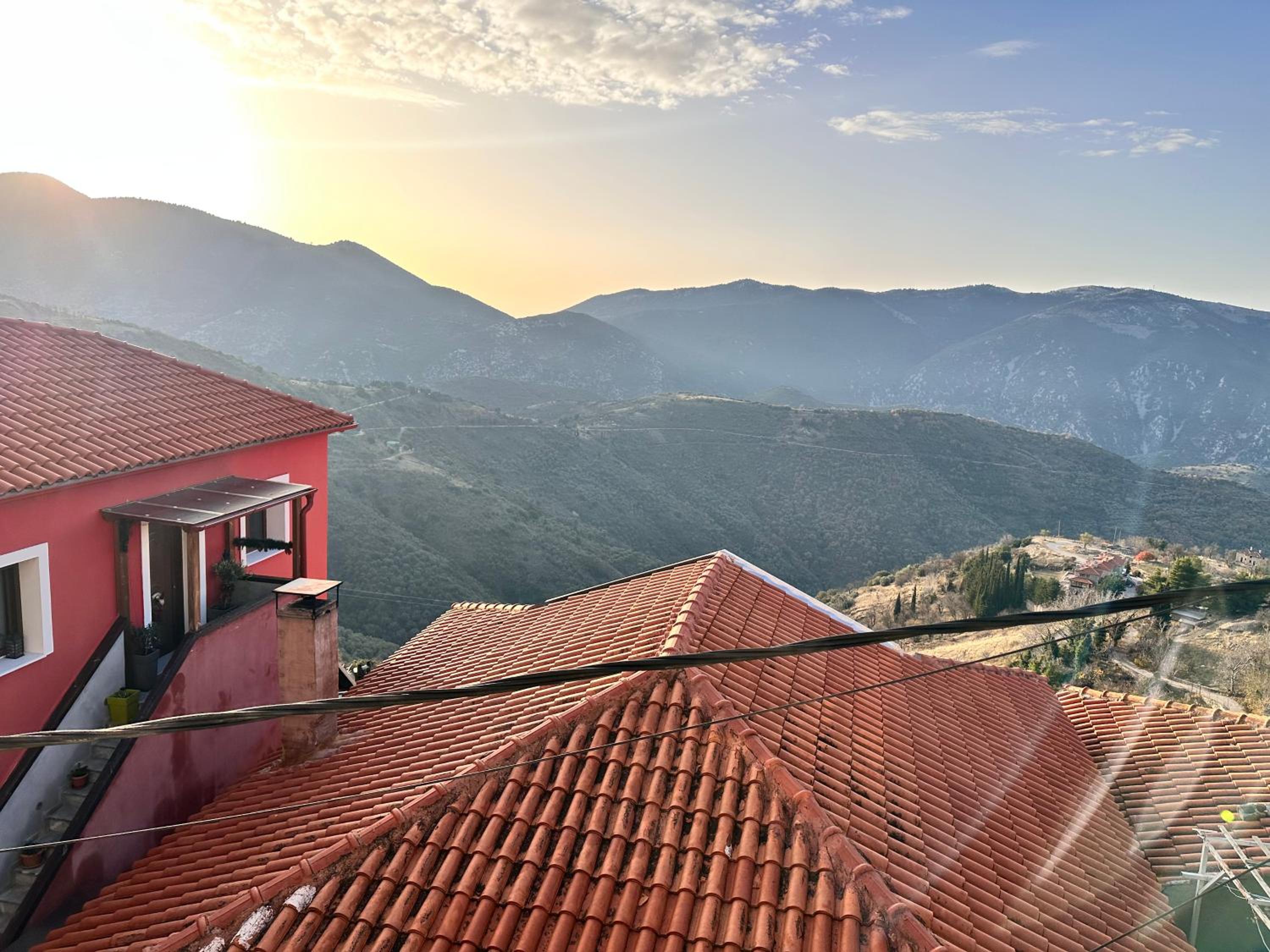 One-Bedroom Apartment with Balcony and Mountain View   photo 3