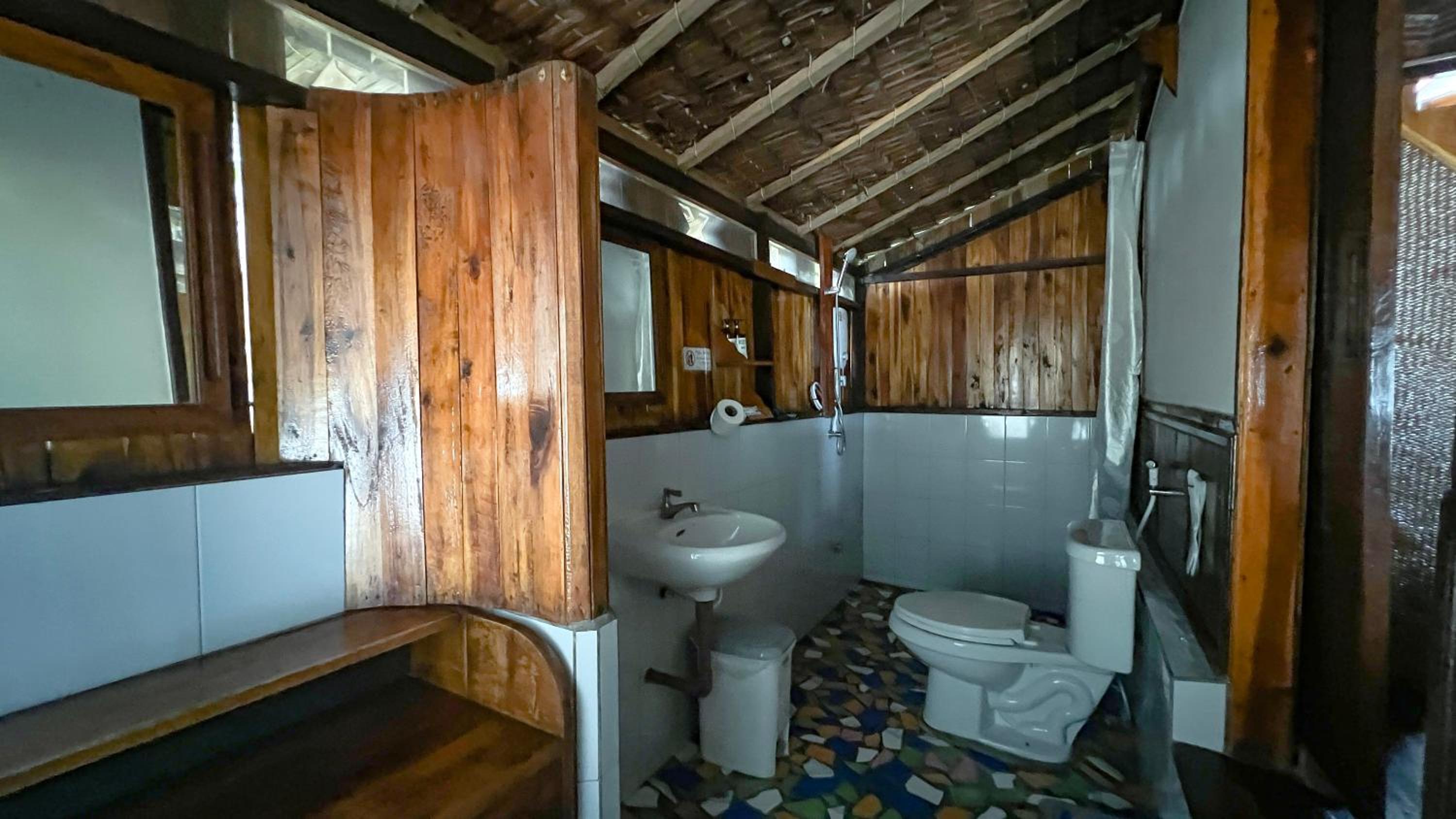 Bungalow with Balcony - Fan Room - Photo 10