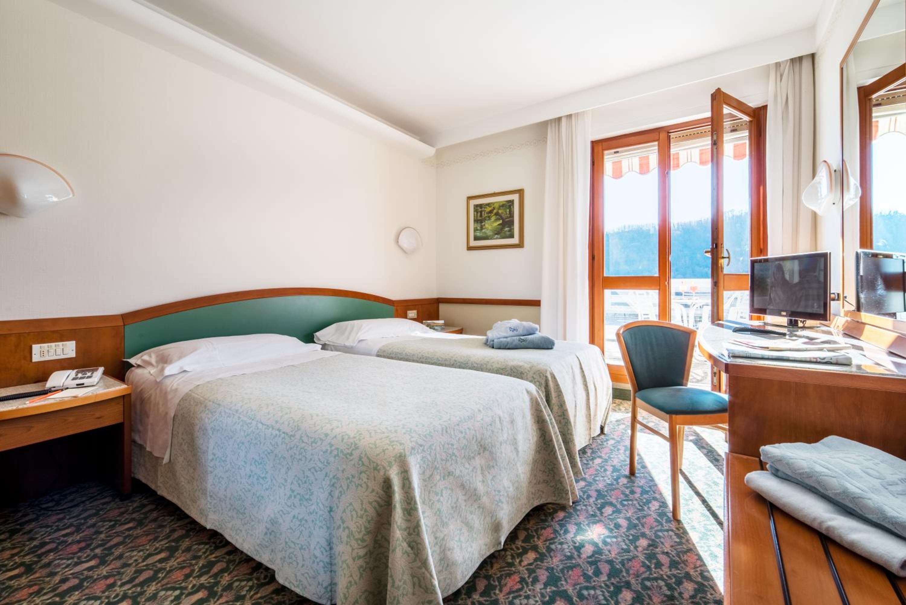 Twin Room with Pool View photo 2