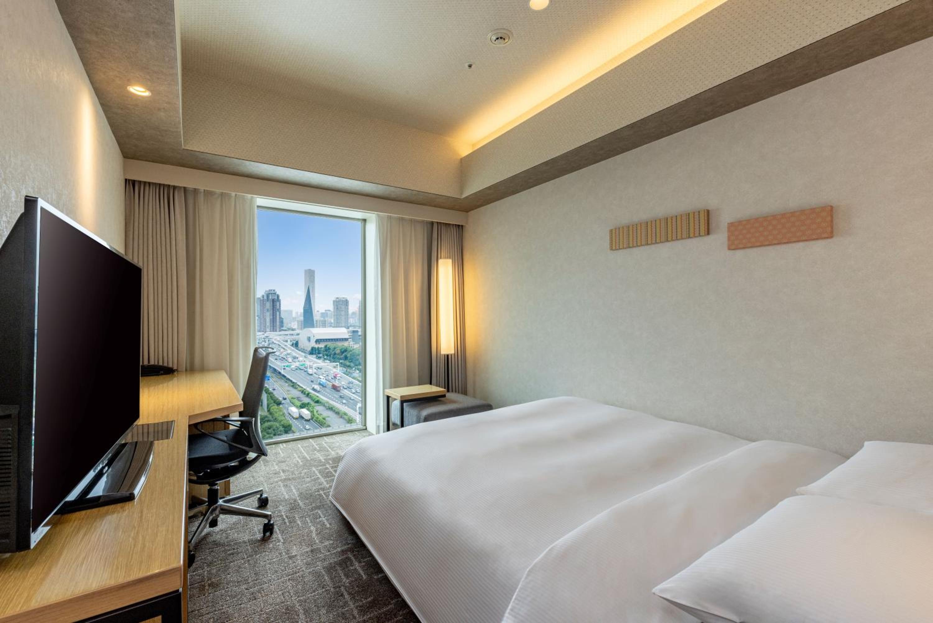 Queen Guest Room - High Floor photo 1