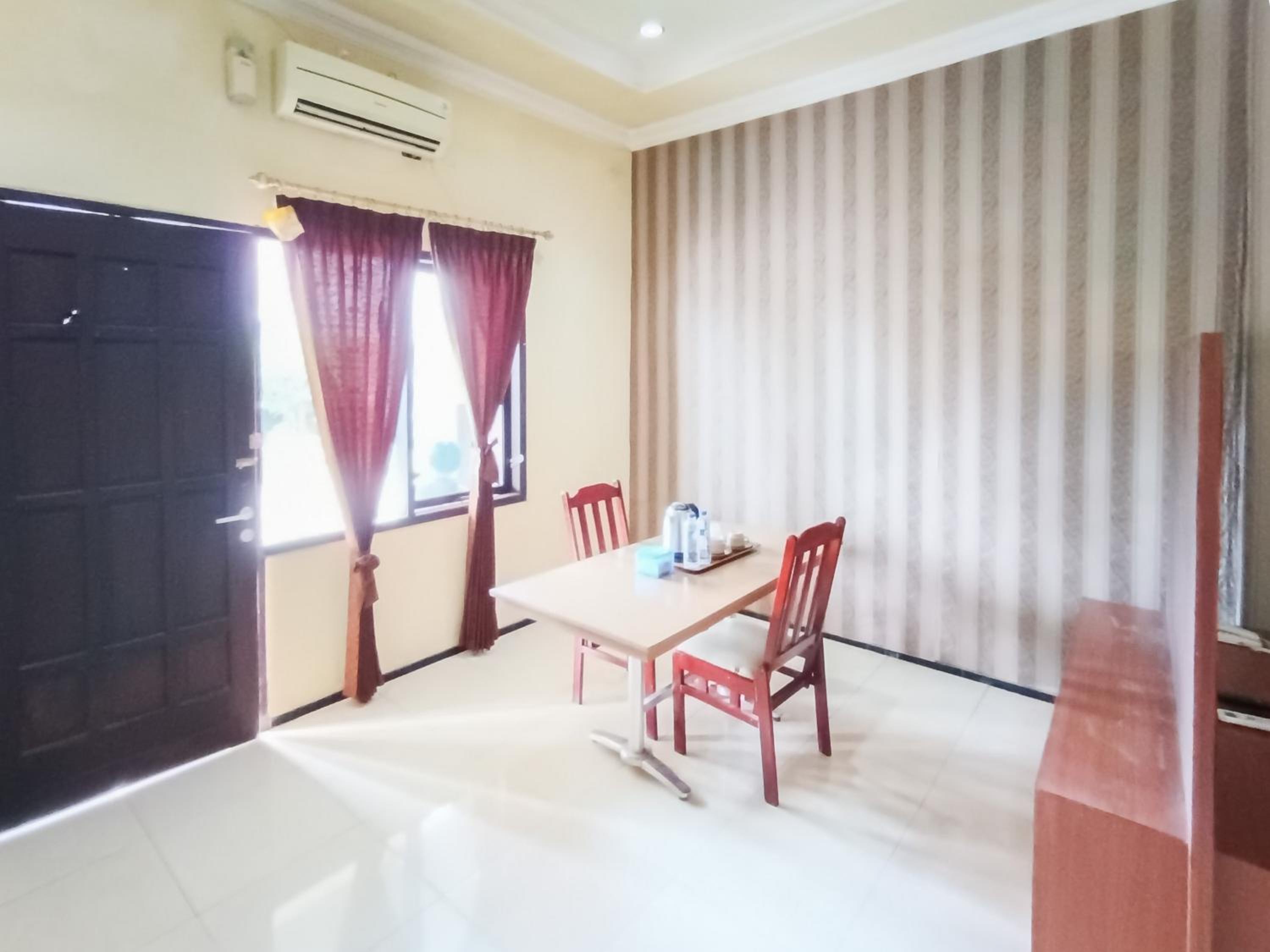 Family Room - Photo 10