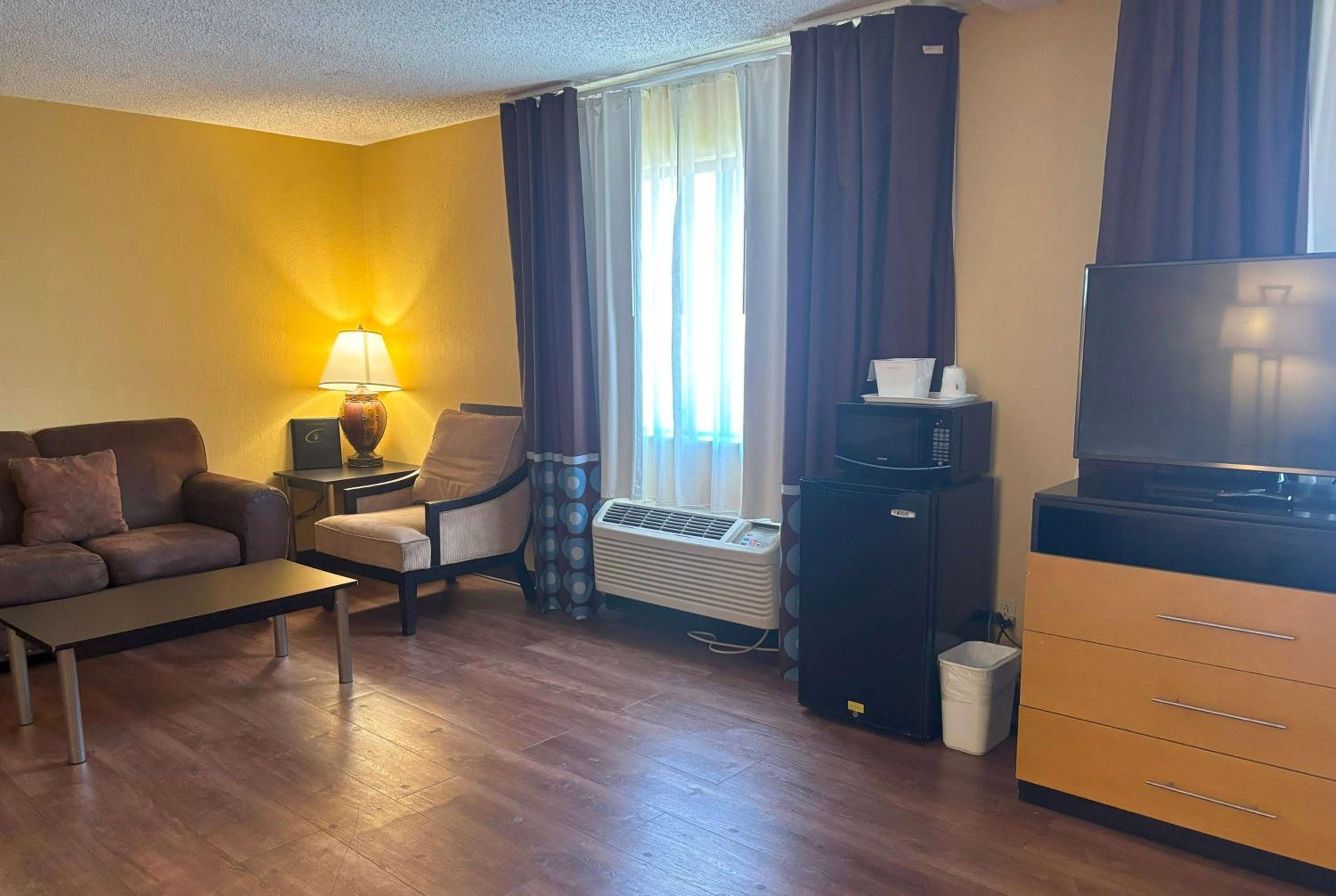 Deluxe King Studio Suite - Non-Smoking