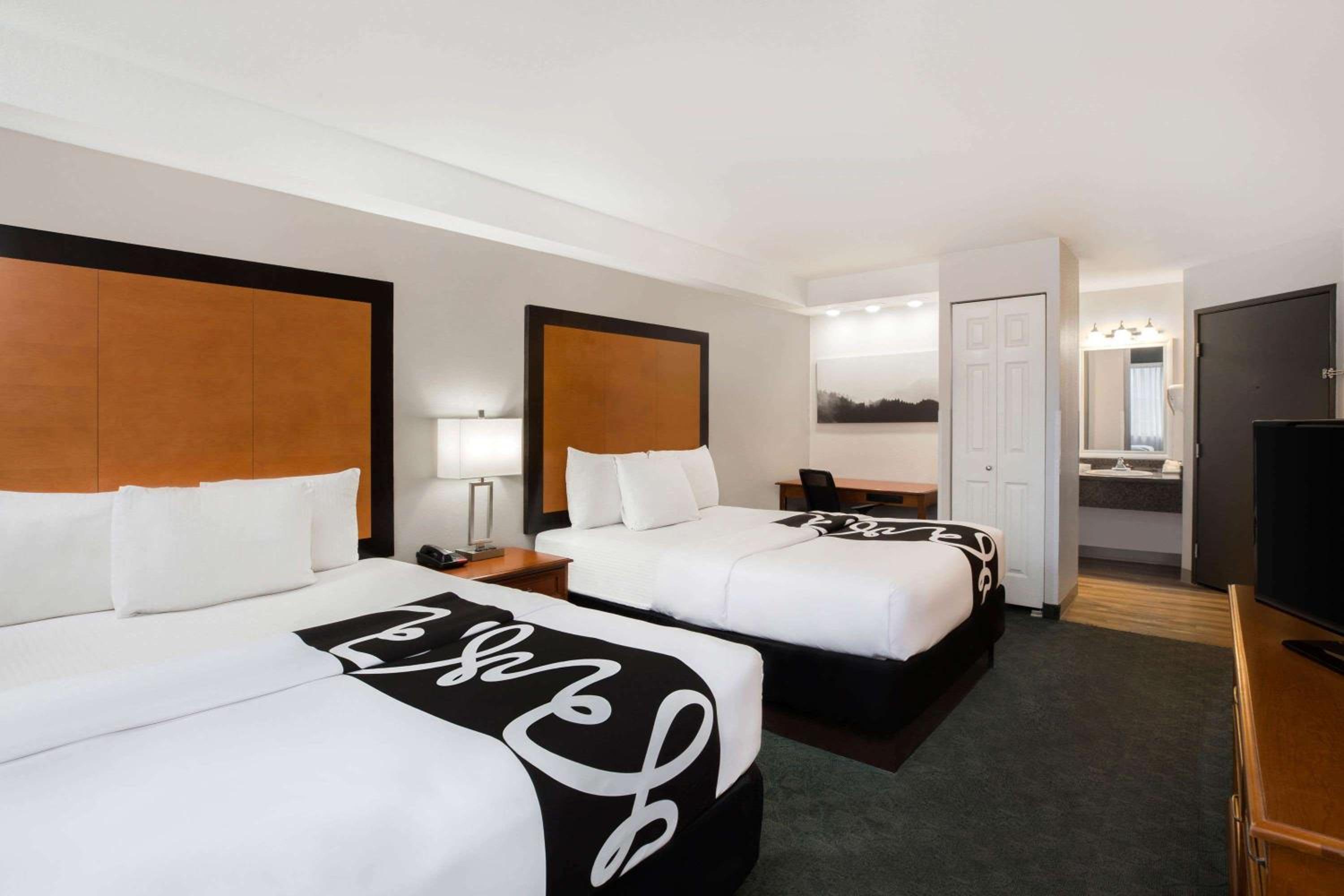 Queen Room with Two Queen Beds and Kitchenette - Non-Smoking - Photo 2