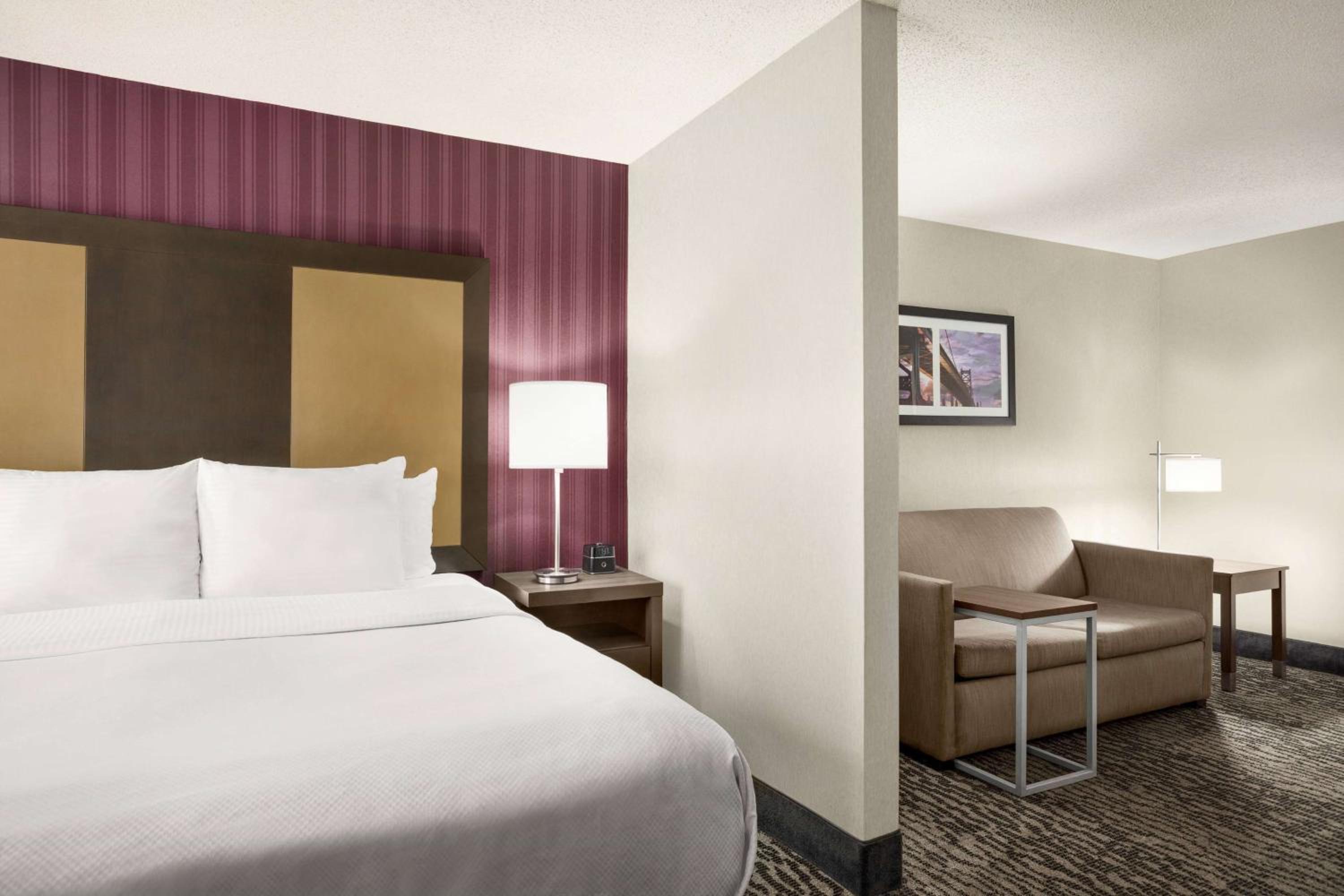 Executive King Room - Non-Smoking - Photo 3