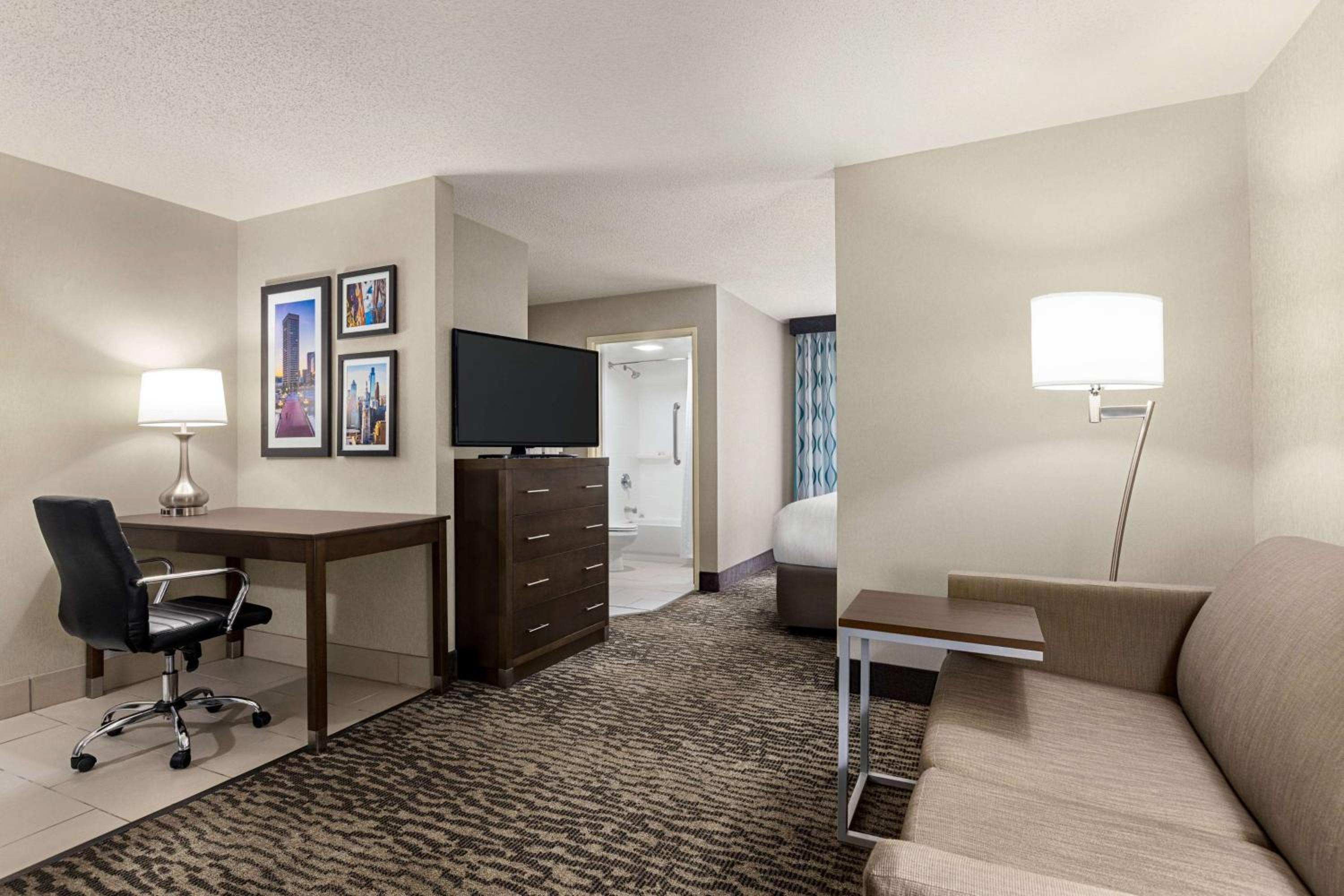Executive King Room - Non-Smoking - Photo 4