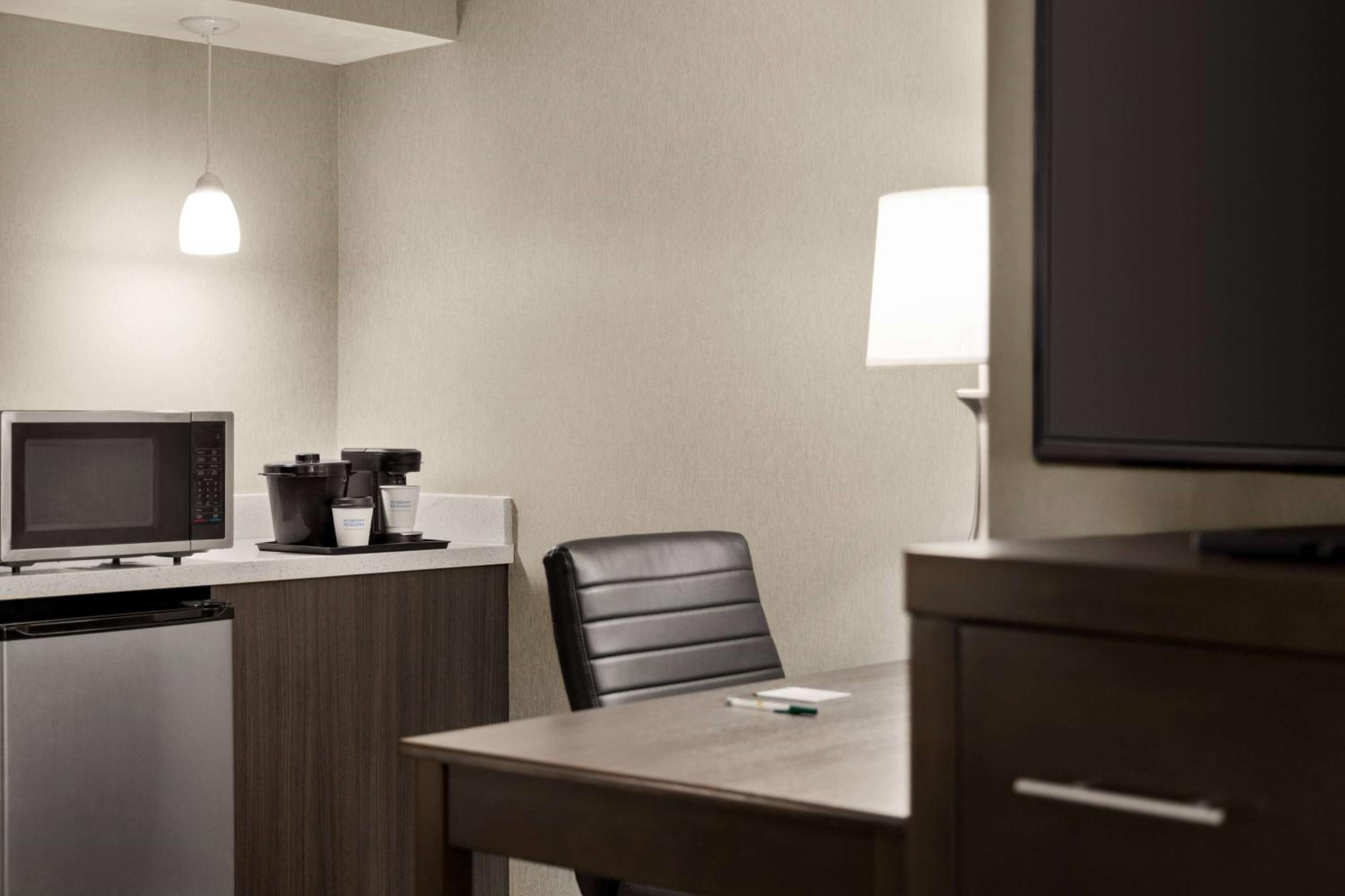 Executive King Room - Non-Smoking - Photo 2