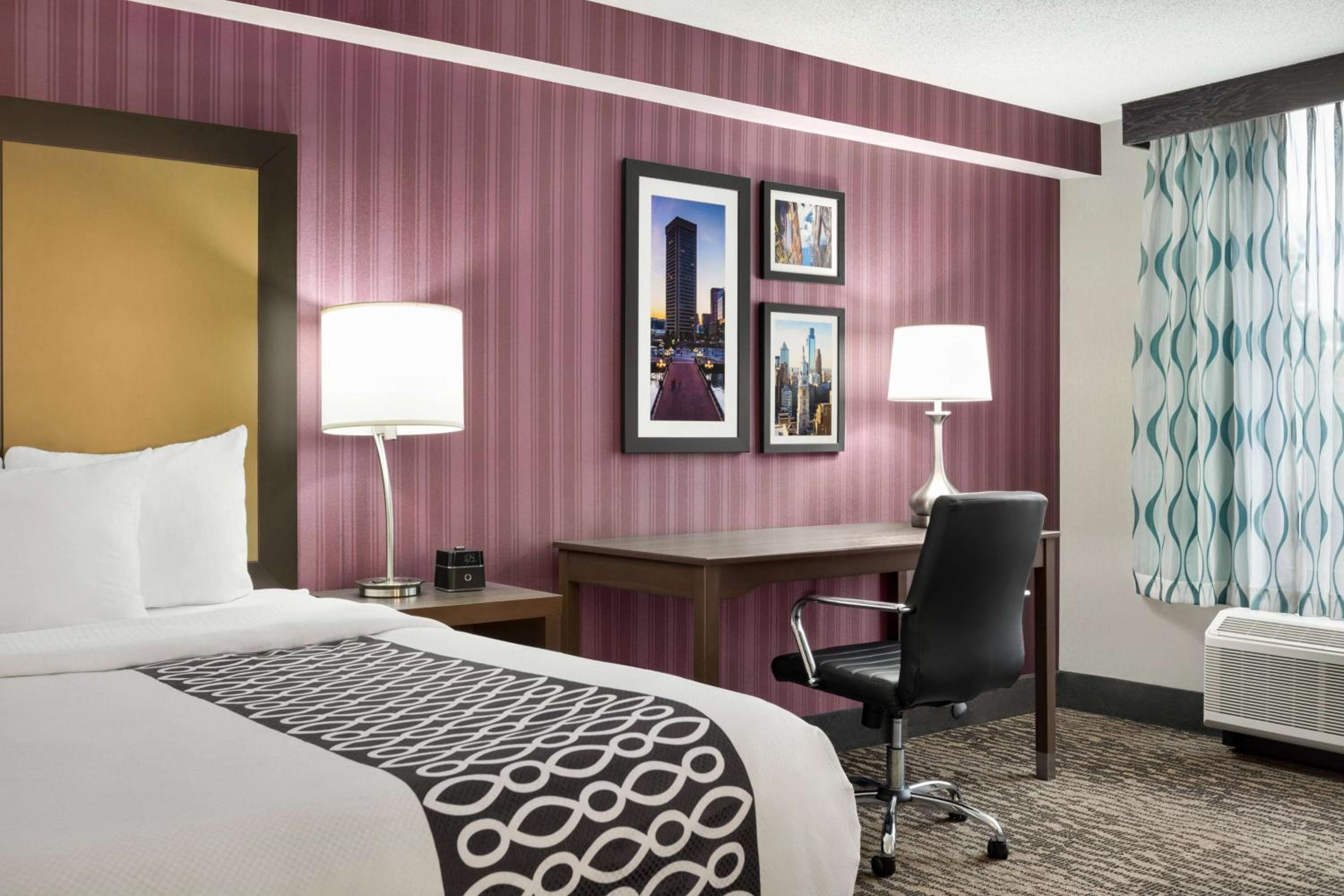 King Room with Mobility/Hearing Impaired Access - Non-Smoking - Photo 4
