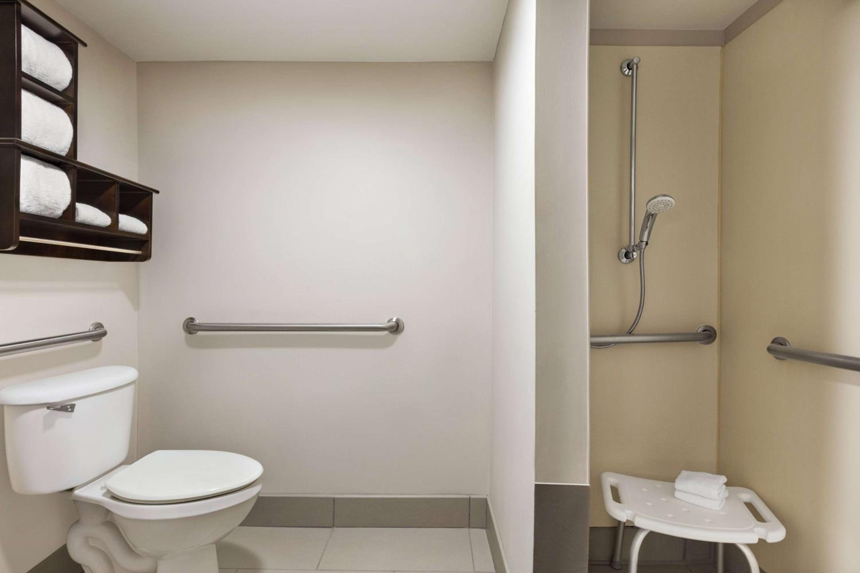 King Room with Mobility/Hearing Impaired Access - Non-Smoking - Photo 3