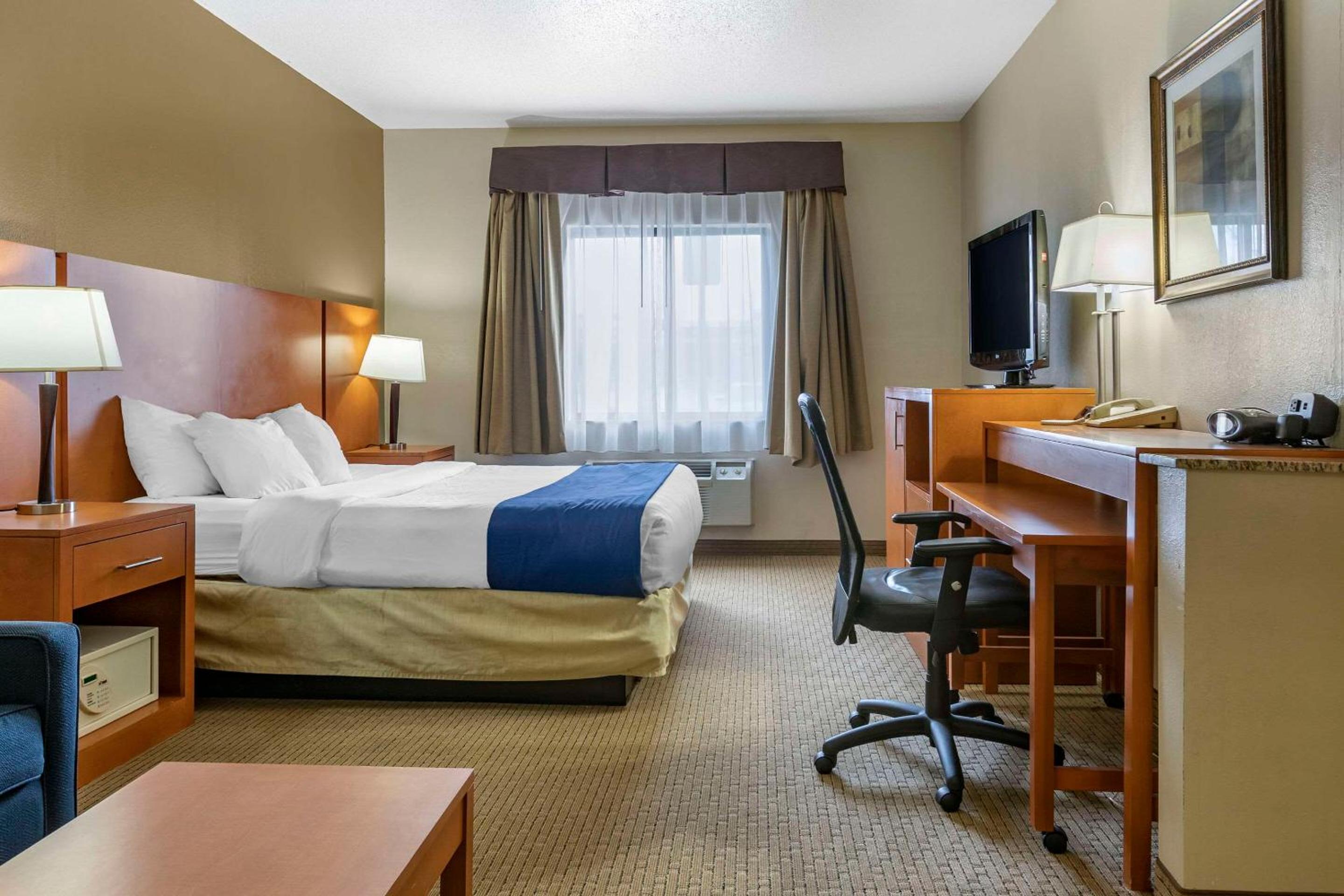 King Suite with Roll In Shower and Sofa Bed - Disability Access/Nonsmoking photo 2